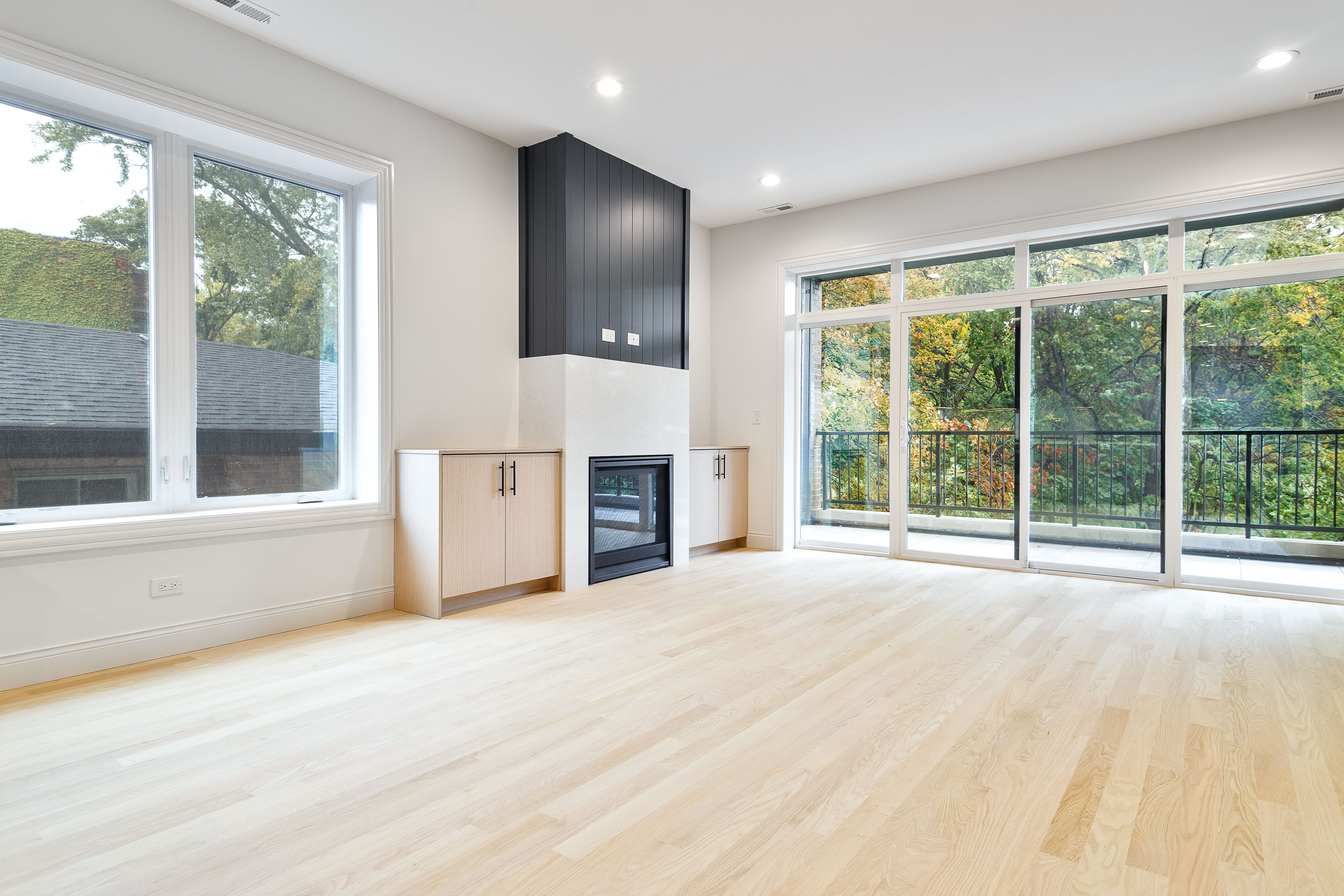  Experience Elevated Living in this Sun-filled Second-floor Simplex - 物件實景