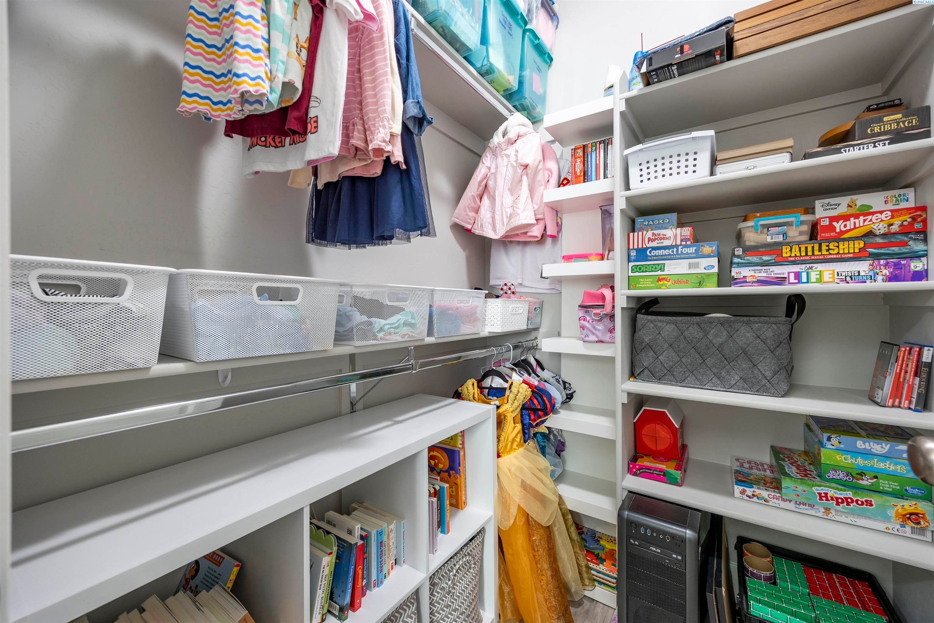 Kennewick, Washington, 99338, United States, 4 Bedrooms Bedrooms, ,3 BathroomsBathrooms,Residential,For Sale,1977201