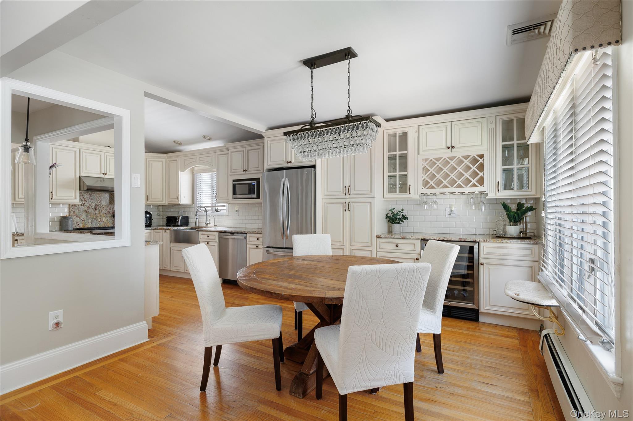 Babylon, New York, 11702, United States, 3 Bedrooms Bedrooms, ,2 BathroomsBathrooms,Residential,For Sale,1930395