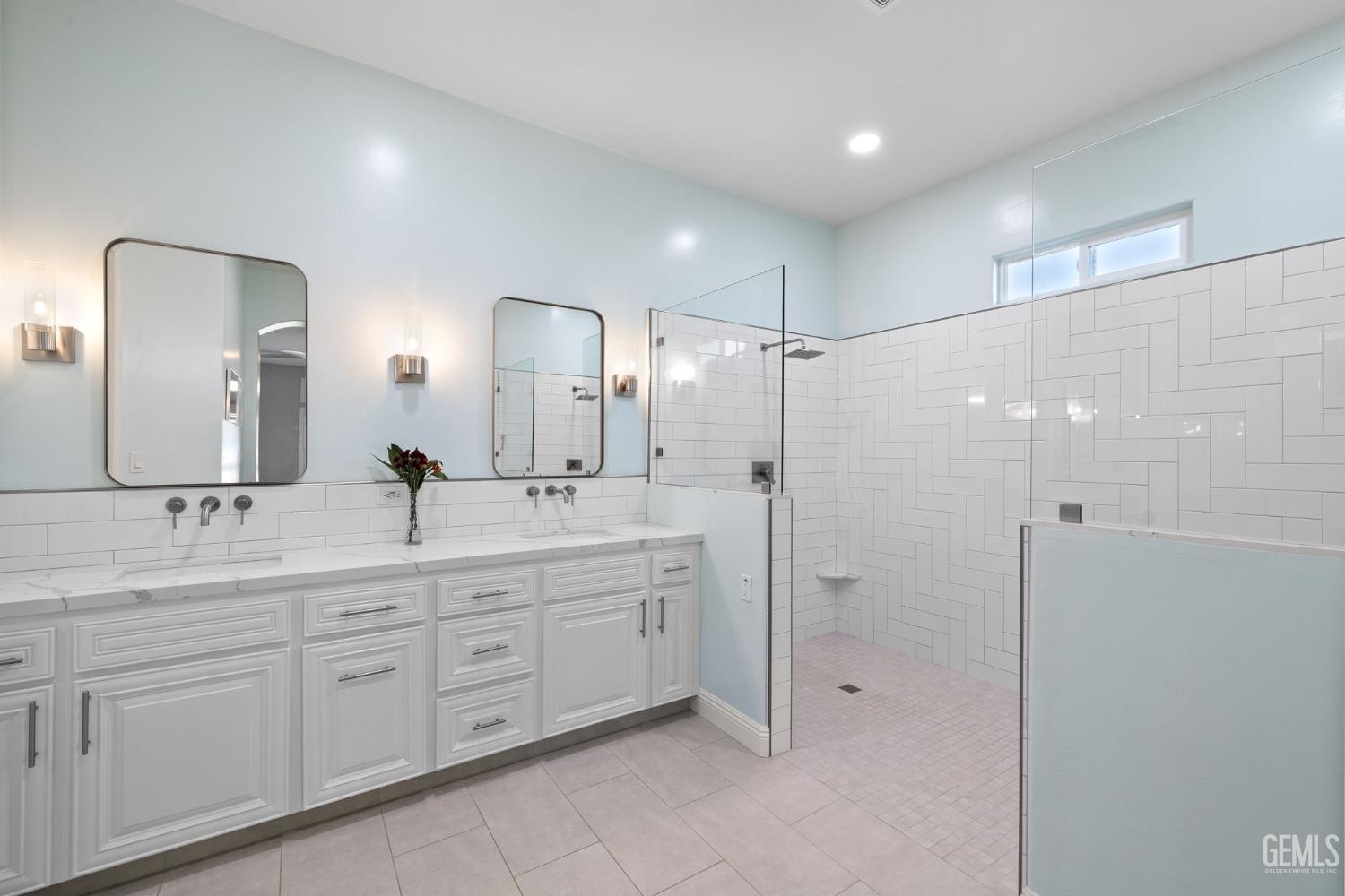 Bakersfield, California, 93314, United States, 5 Bedrooms Bedrooms, ,5 BathroomsBathrooms,Residential,For Sale,1948004