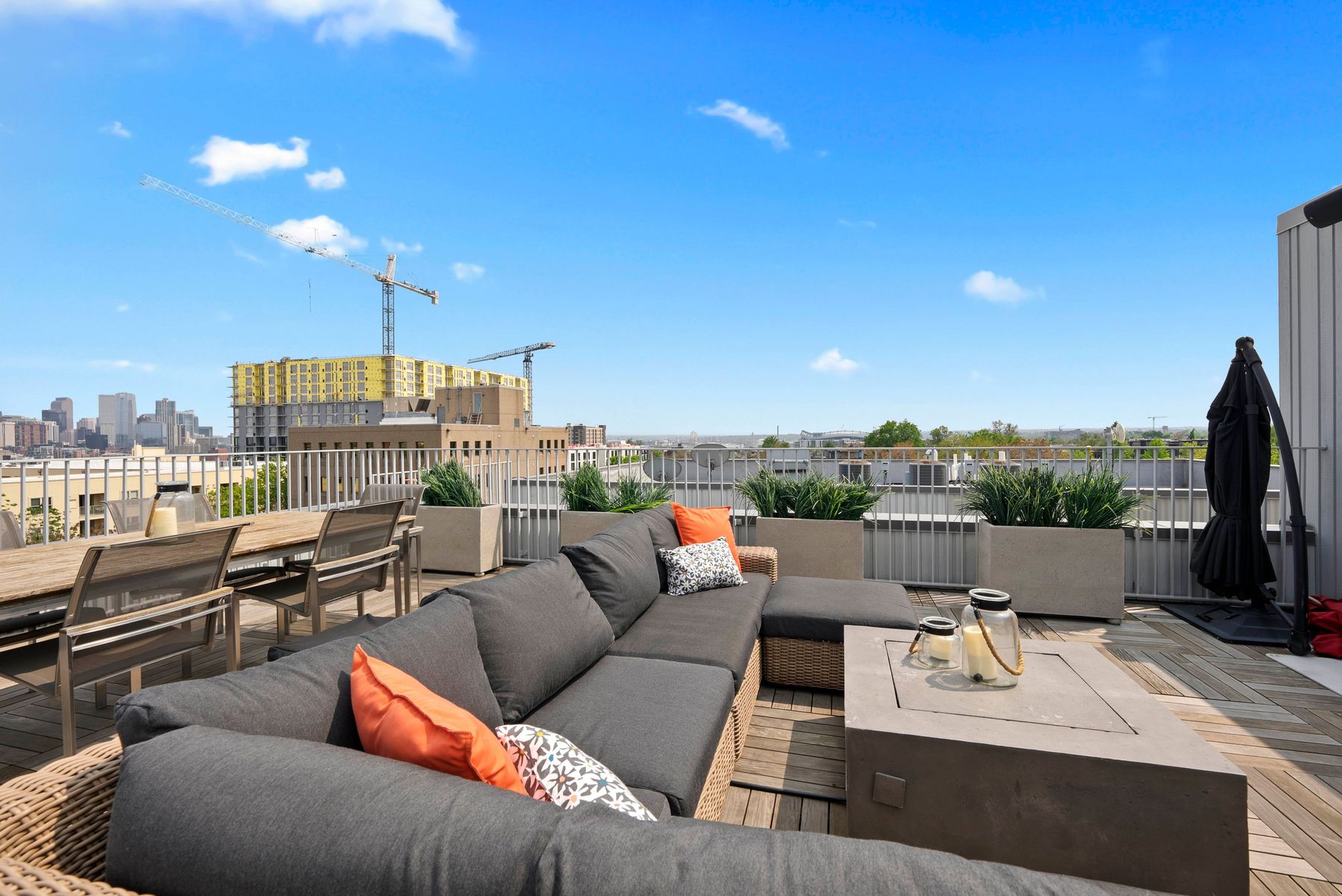  Welcome to this Rare and Stunning Three-Bedroom Penthouse - 物件實景