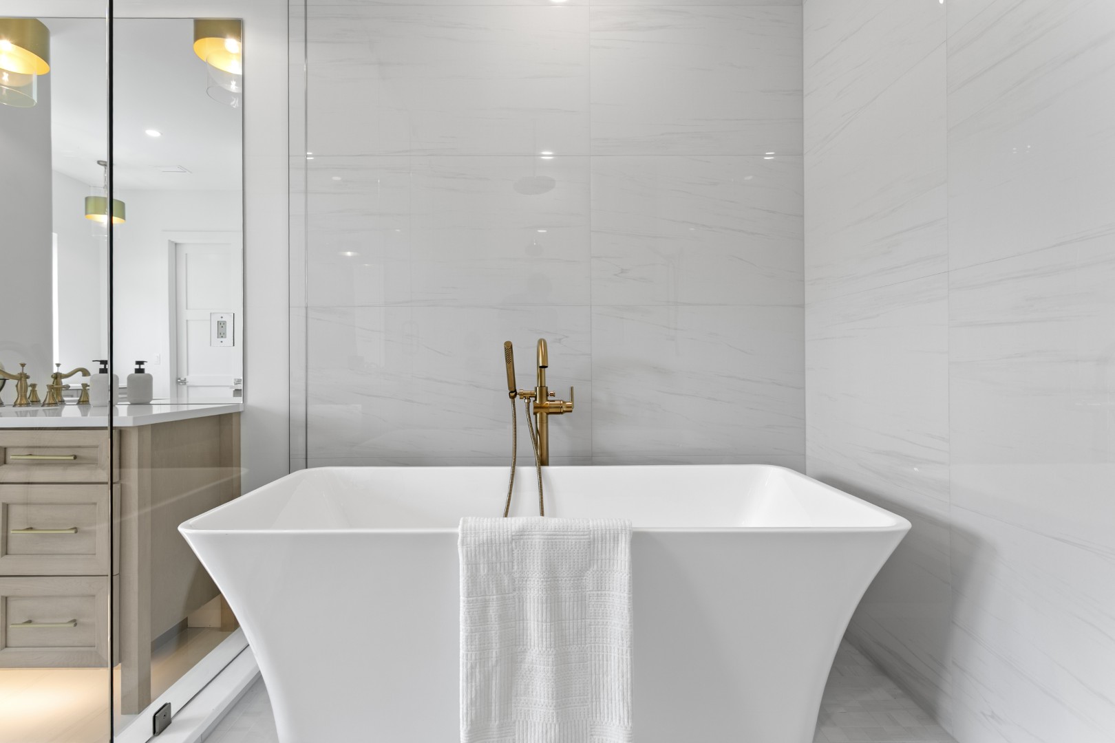 Tampa, Florida, 33611, United States, 6 Bedrooms Bedrooms, ,6 BathroomsBathrooms,Residential,For Sale,1981634