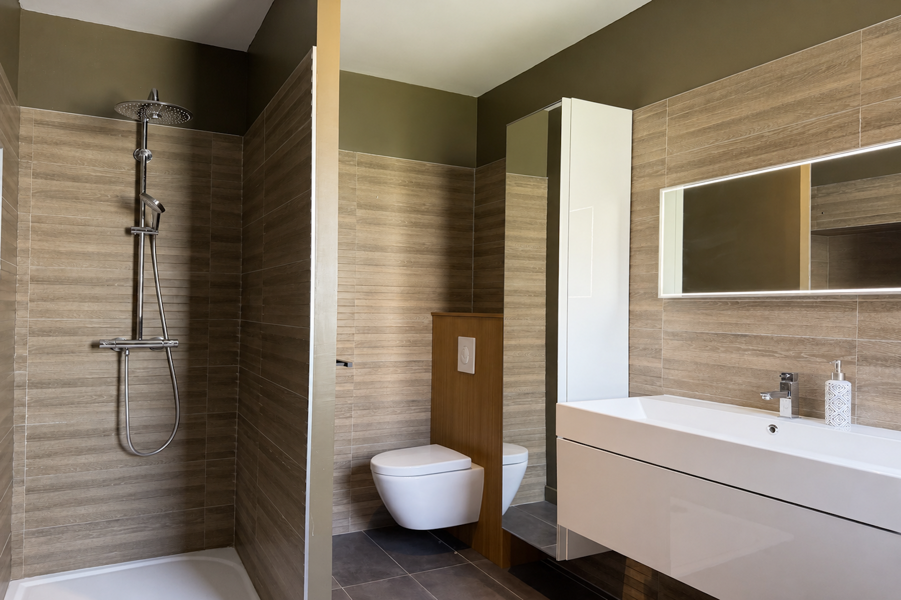  NÎMES CITY CENTRE ELEGANTLY RENOVATED TOWNHOUSE WITH GARAGE, PRIVATE COURTYARD … - 物件實景
