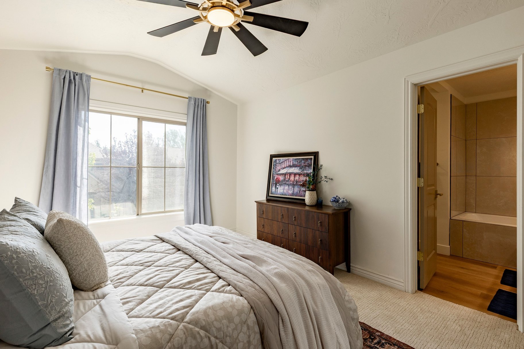  Fully Remodeled End-Unit in Prime Midvale Location - 物件實景