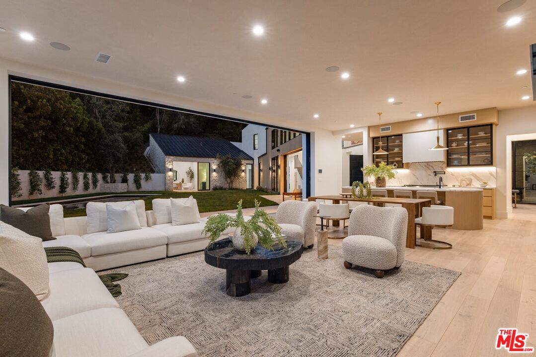 Los Angeles, California, 90049, United States, 5 Bedrooms Bedrooms, ,3 BathroomsBathrooms,Residential,For Sale,1839044