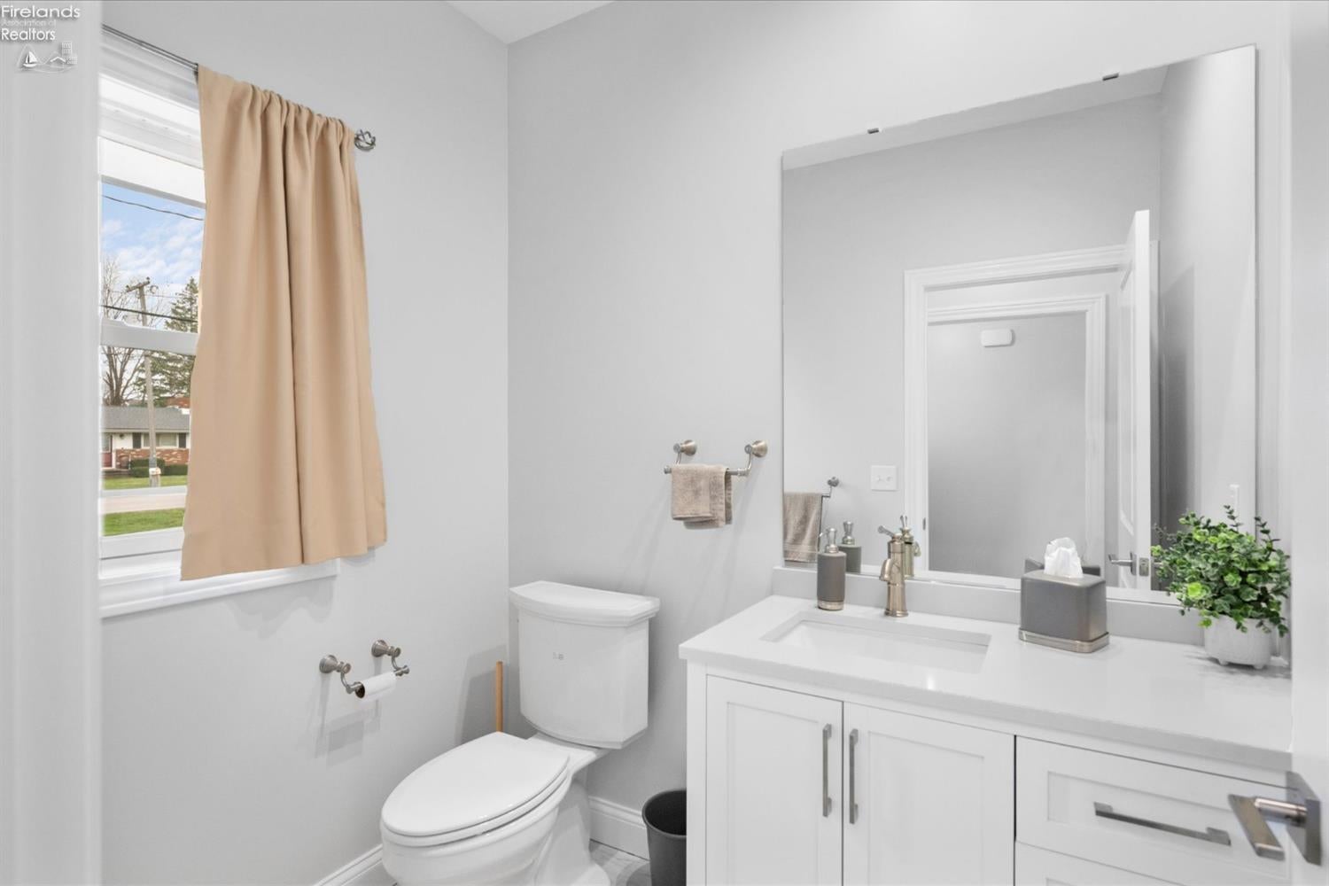 Marblehead, Ohio, 43440, United States, 4 Bedrooms Bedrooms, ,3 BathroomsBathrooms,Residential,For Sale,1921808
