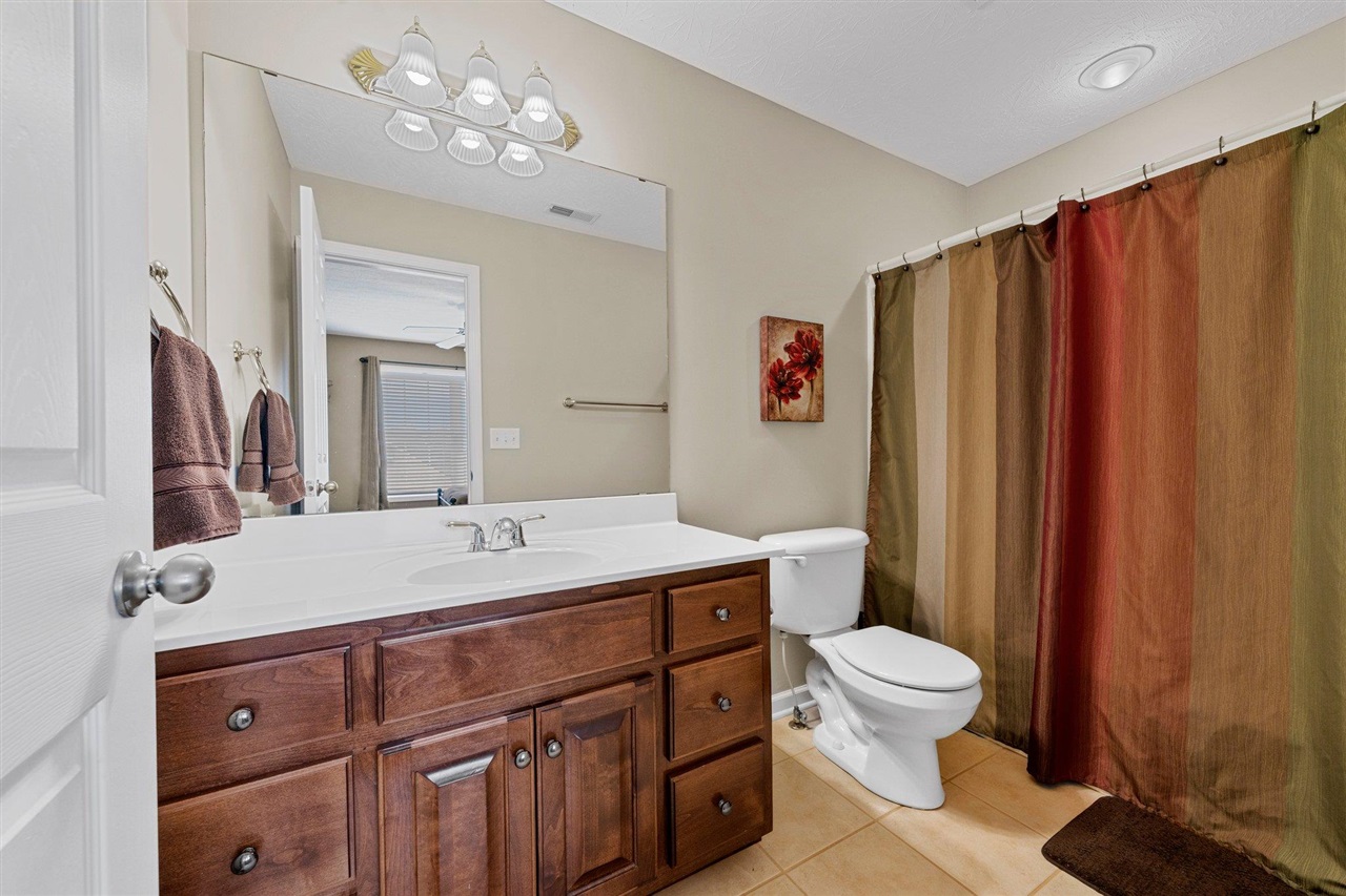 Bowling Green, Kentucky, 42104, United States, 6 Bedrooms Bedrooms, ,4 BathroomsBathrooms,Residential,For Sale,1882789