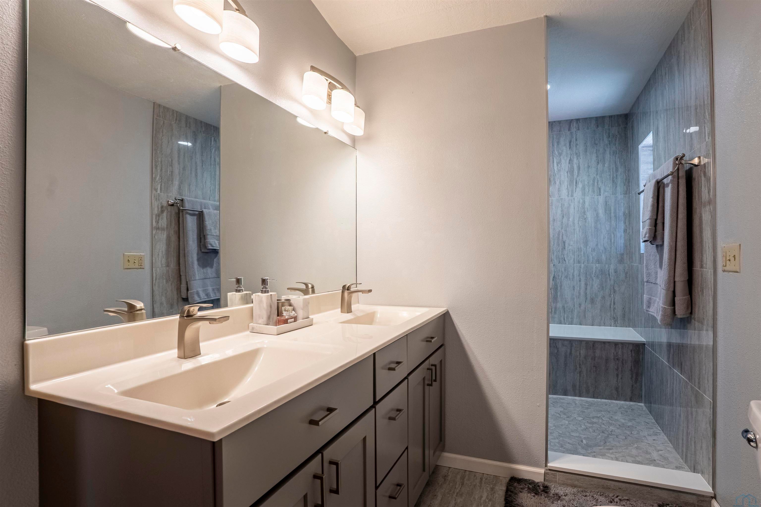 Sioux City, Iowa, 51108, United States, 3 Bedrooms Bedrooms, ,4 BathroomsBathrooms,Residential,For Sale,2035847