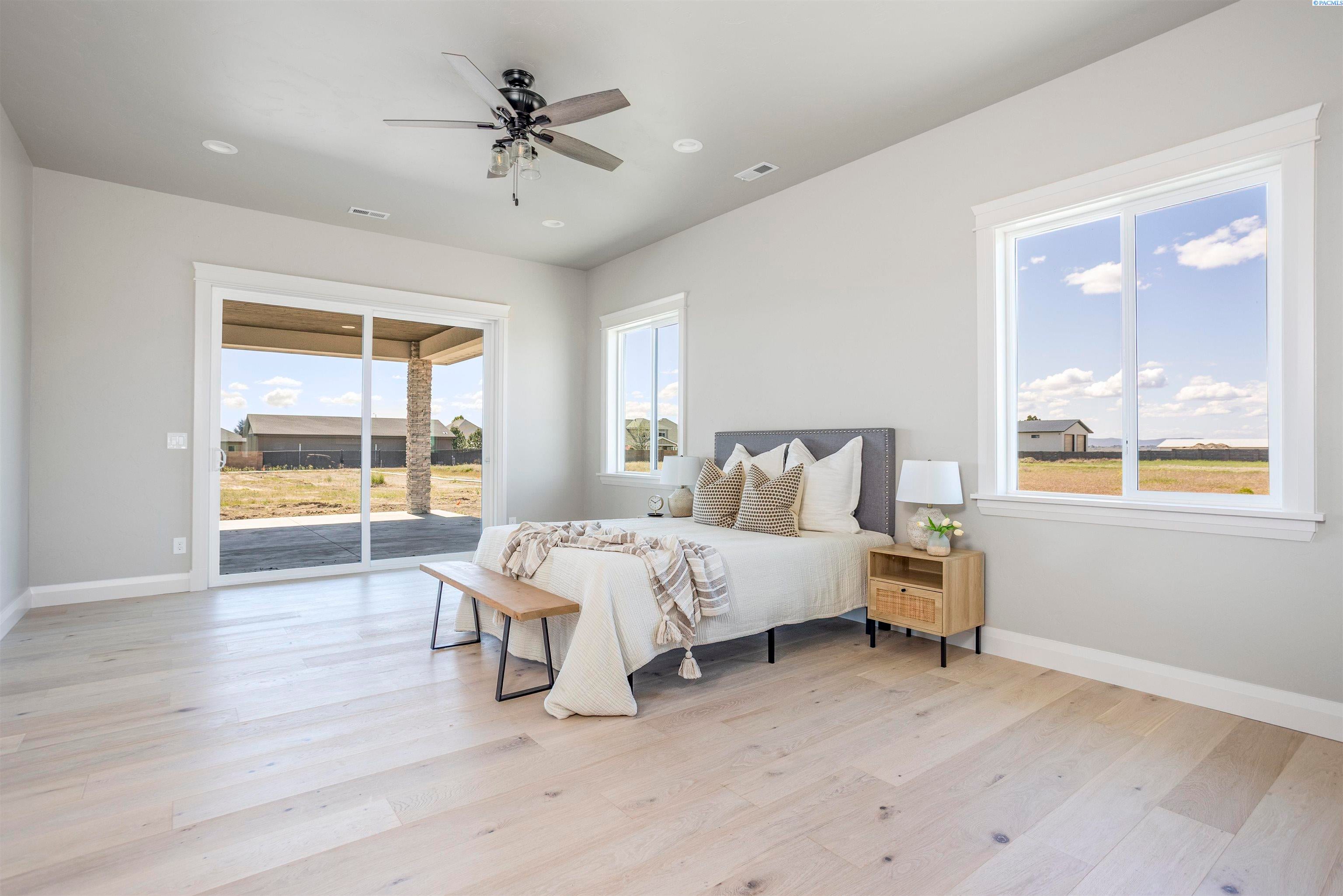 Pasco, Washington, 99301, United States, 4 Bedrooms Bedrooms, ,4 BathroomsBathrooms,Residential,For Sale,1979457