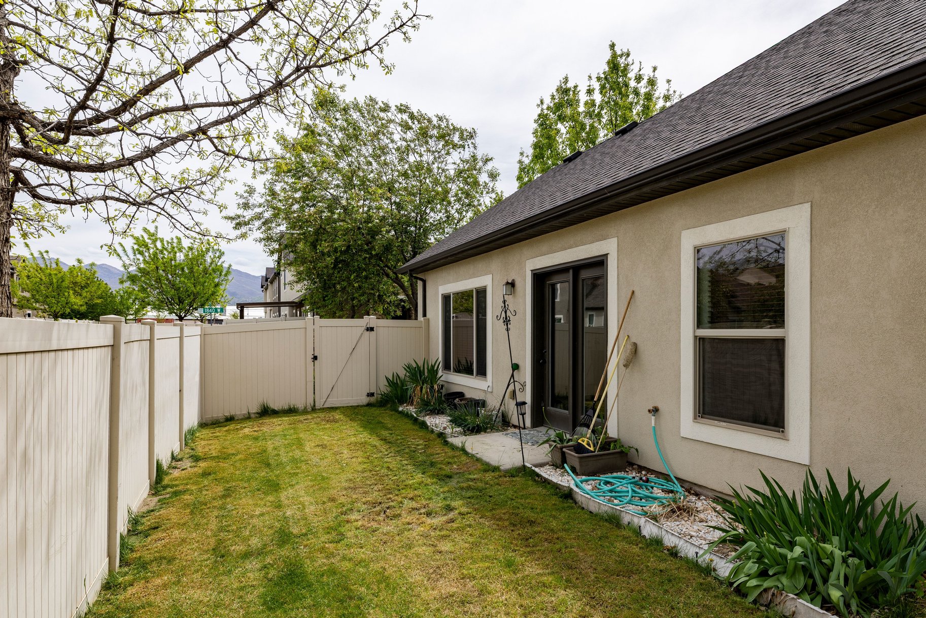  Single-level living with fenced yard in peaceful Valentine Estates - 物件實景