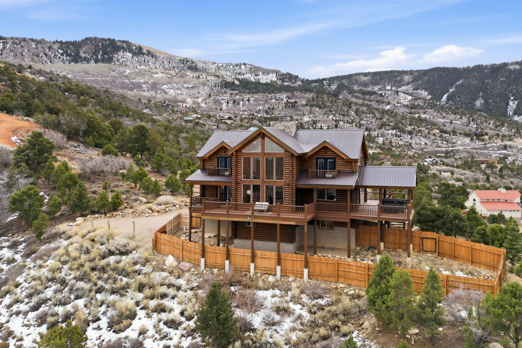  Renovated Log Cabin in Cedar Highlands with Wraparound Deck & Mountain Views - 物件實景