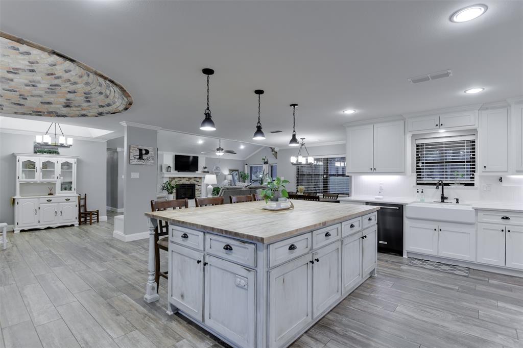 Alvarado, Texas, 76009, United States, 4 Bedrooms Bedrooms, ,2 BathroomsBathrooms,Residential,For Sale,1979414