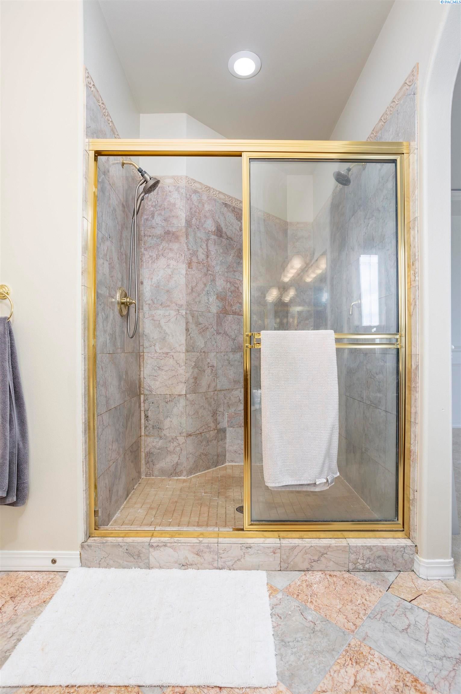 Richland, Washington, 99352, United States, 4 Bedrooms Bedrooms, ,4 BathroomsBathrooms,Residential,For Sale,1977070