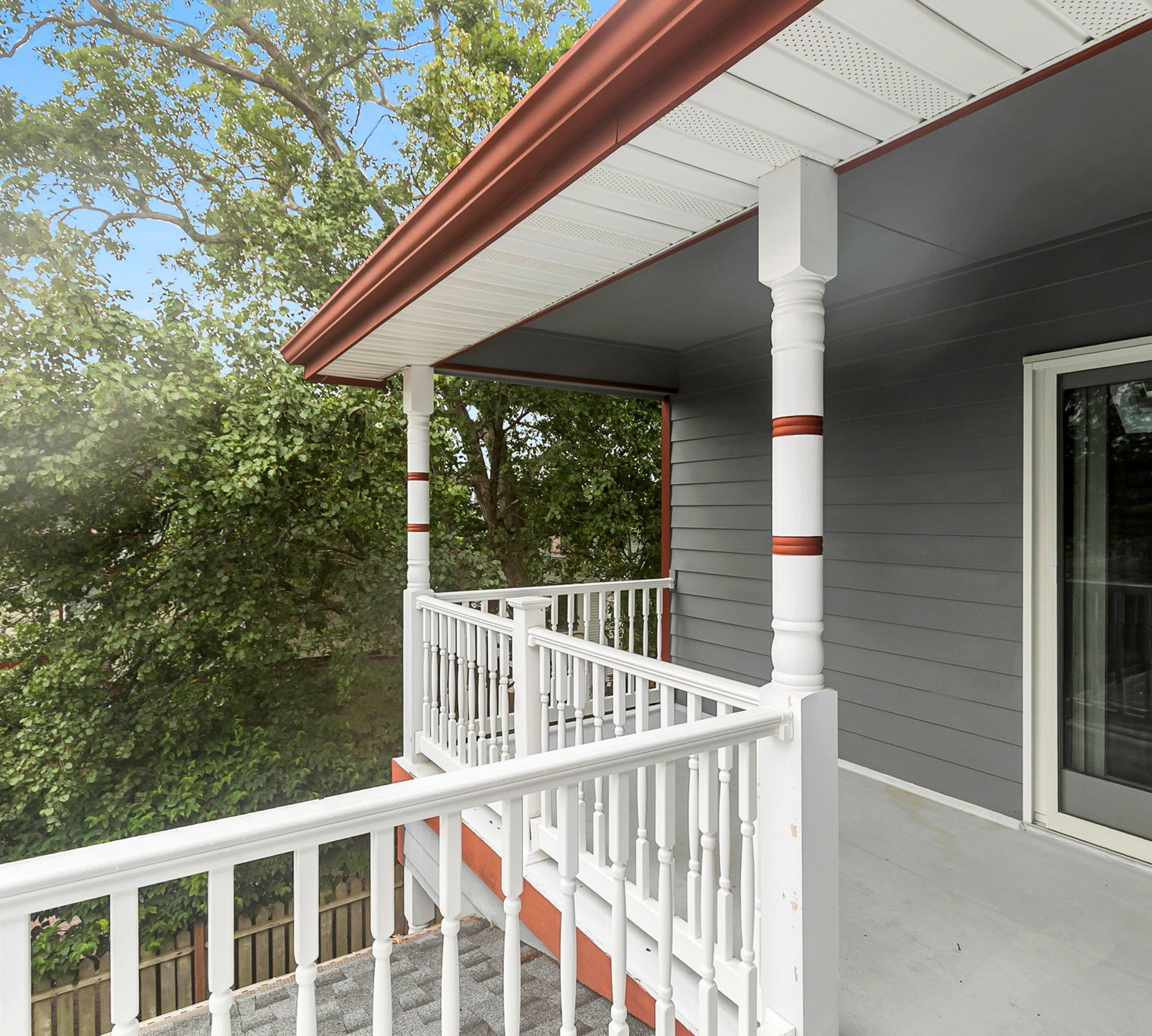 Custom Home With Multiple Balconies - 物件實景