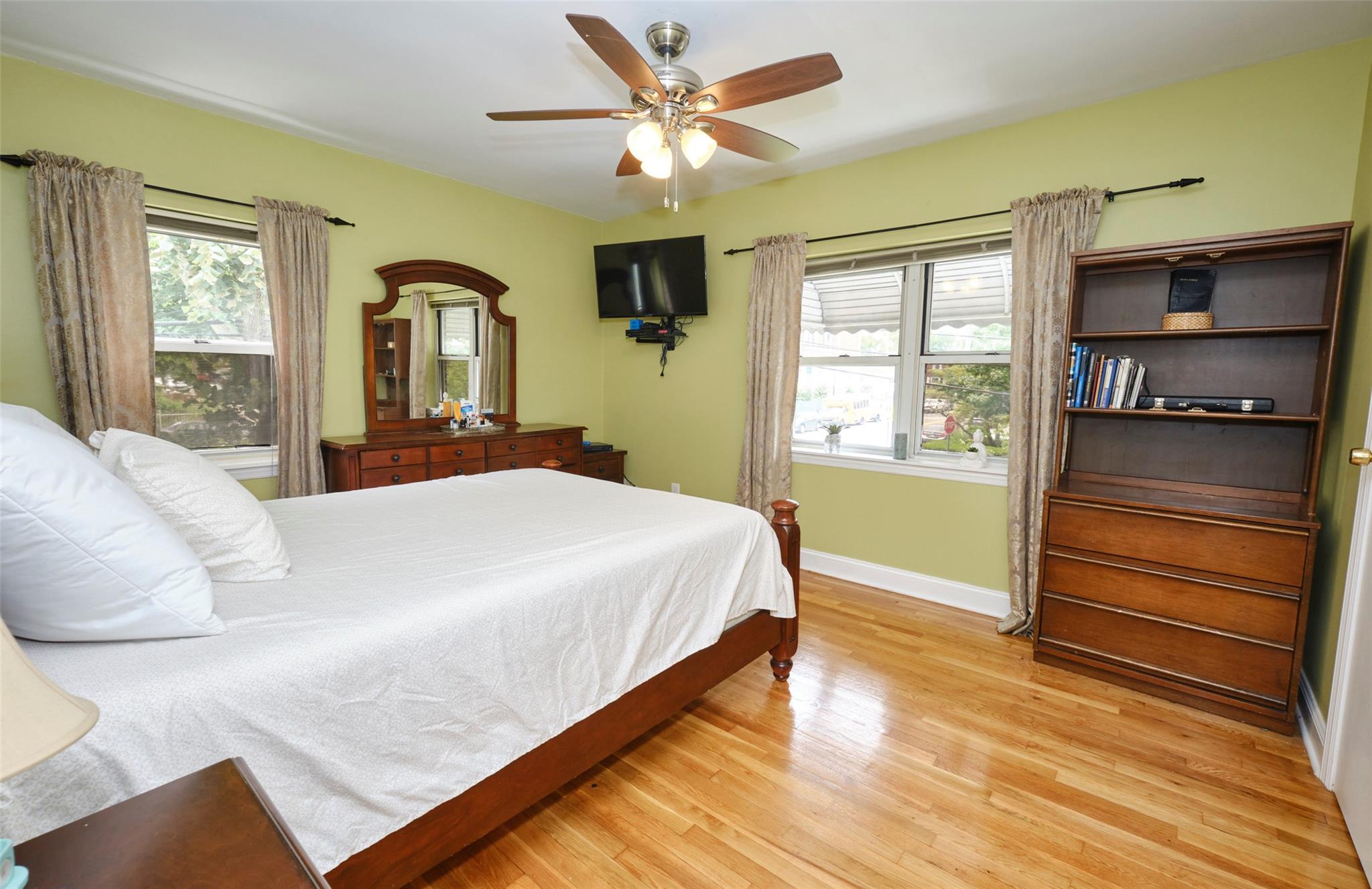 Bronx, New York, 10469, United States, 3 Bedrooms Bedrooms, ,3 BathroomsBathrooms,Residential,For Sale,1907076