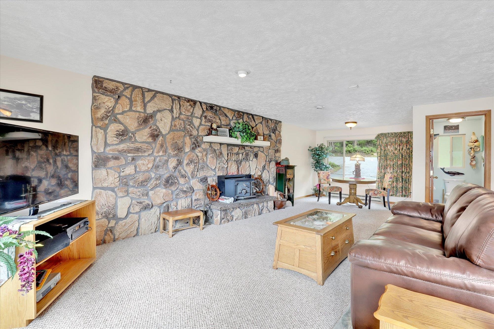 Newman Lake, Washington, 99025, United States, 4 Bedrooms Bedrooms, ,3 BathroomsBathrooms,Residential,For Sale,1929094