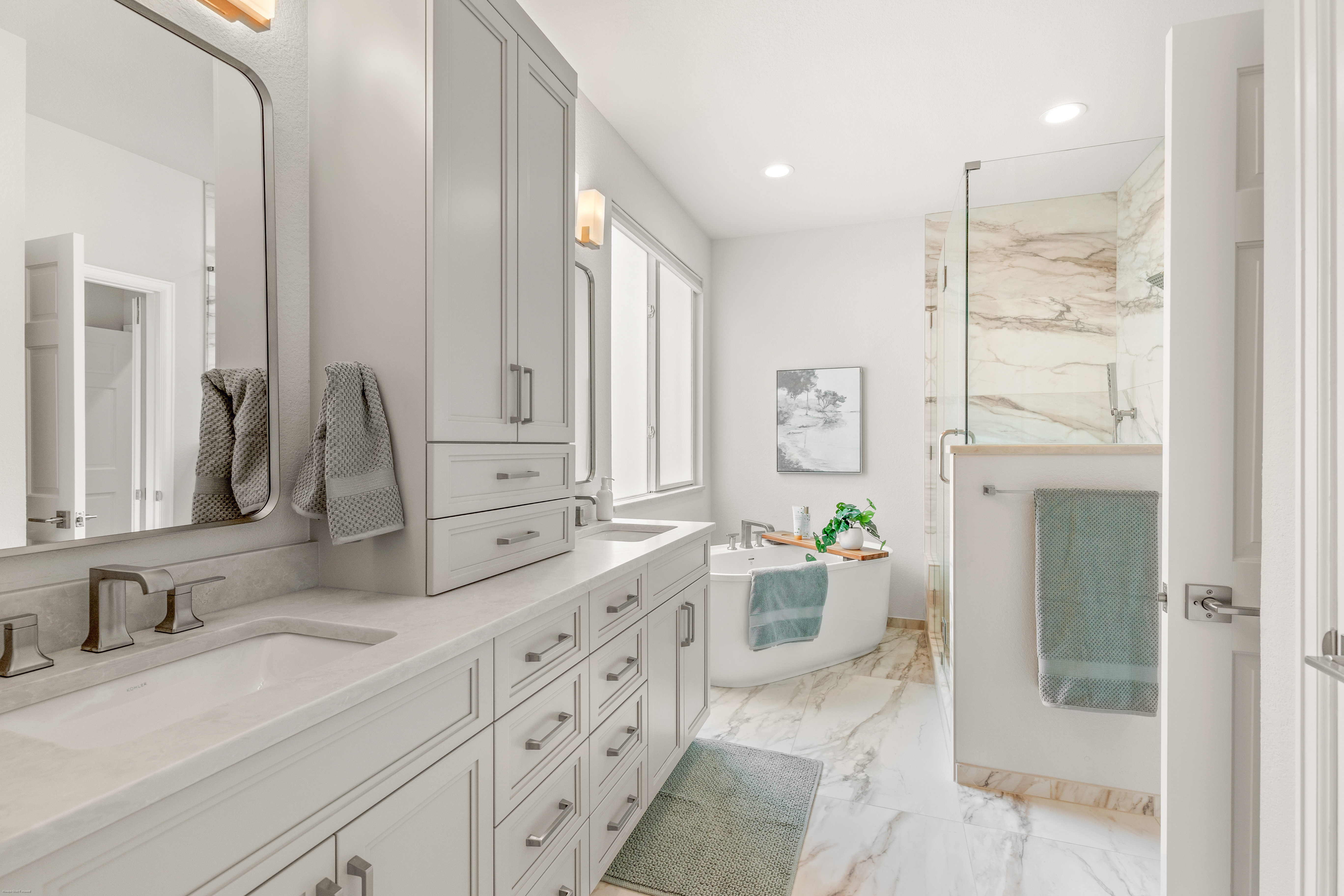  Extensively Renovated Main-Level Living - 物件實景