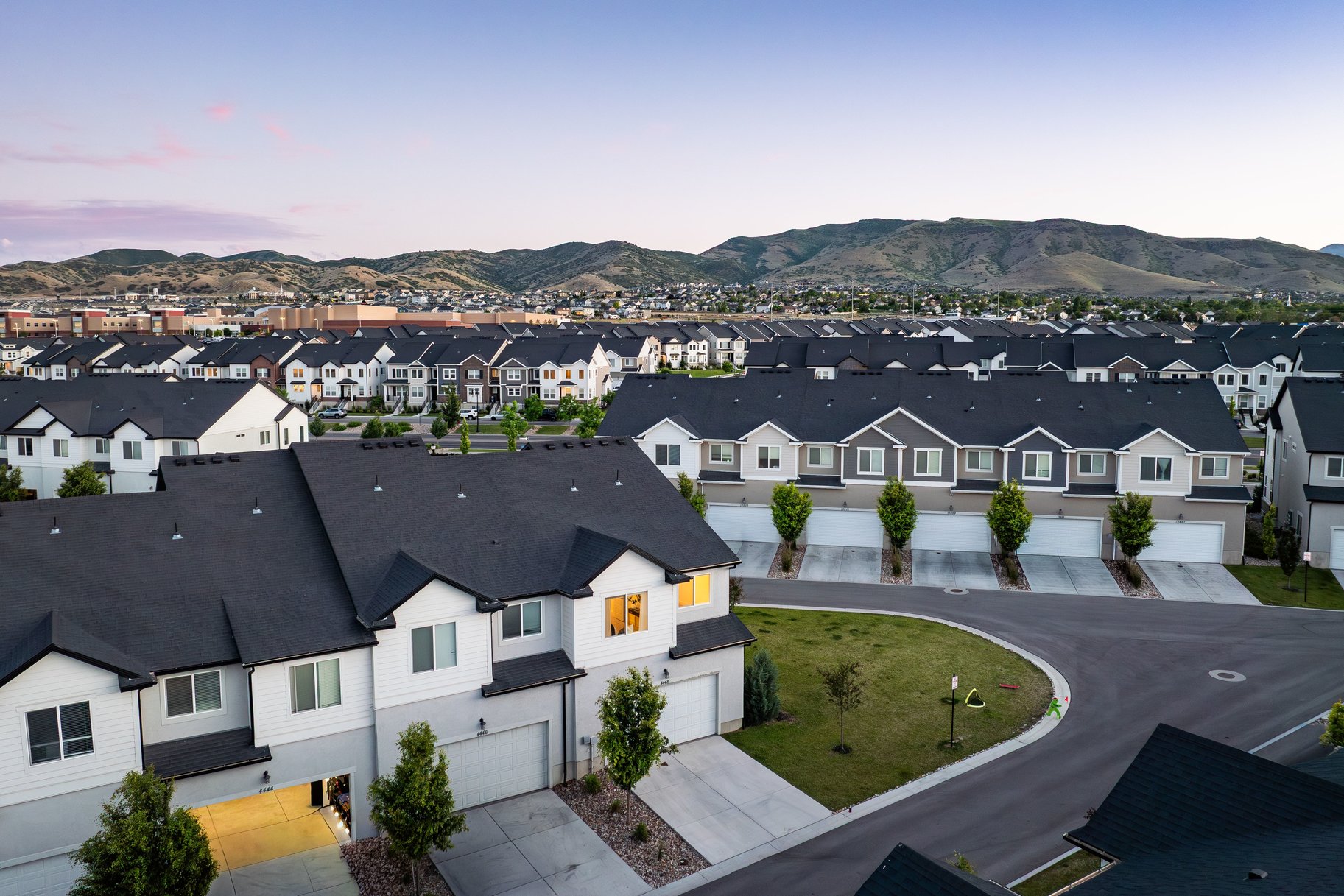  Stylish End-Unit Townhome - 物件實景