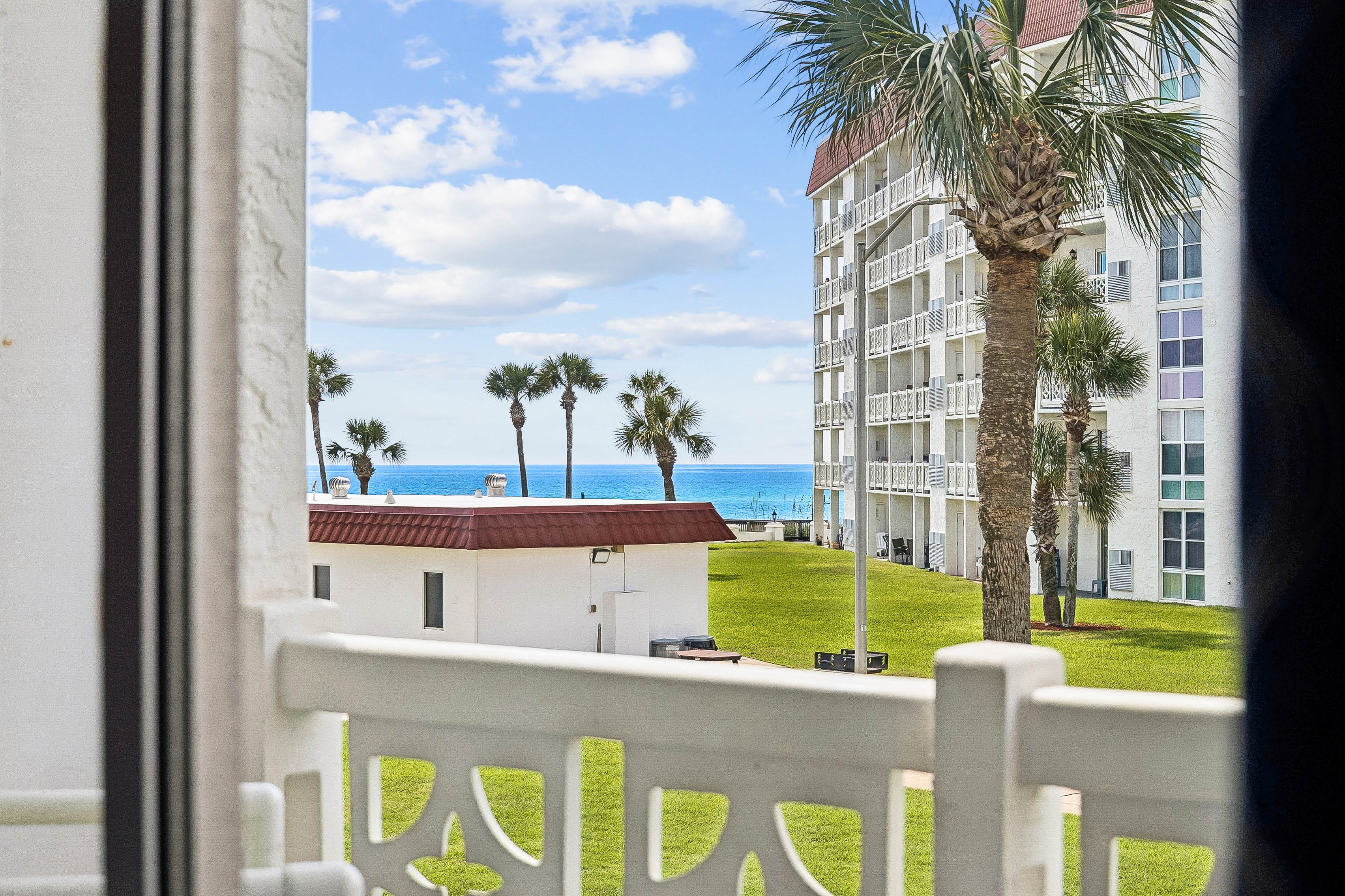  Gulf-Front Corner Retreat In Sought-After Community Near Amenities - 物件實景