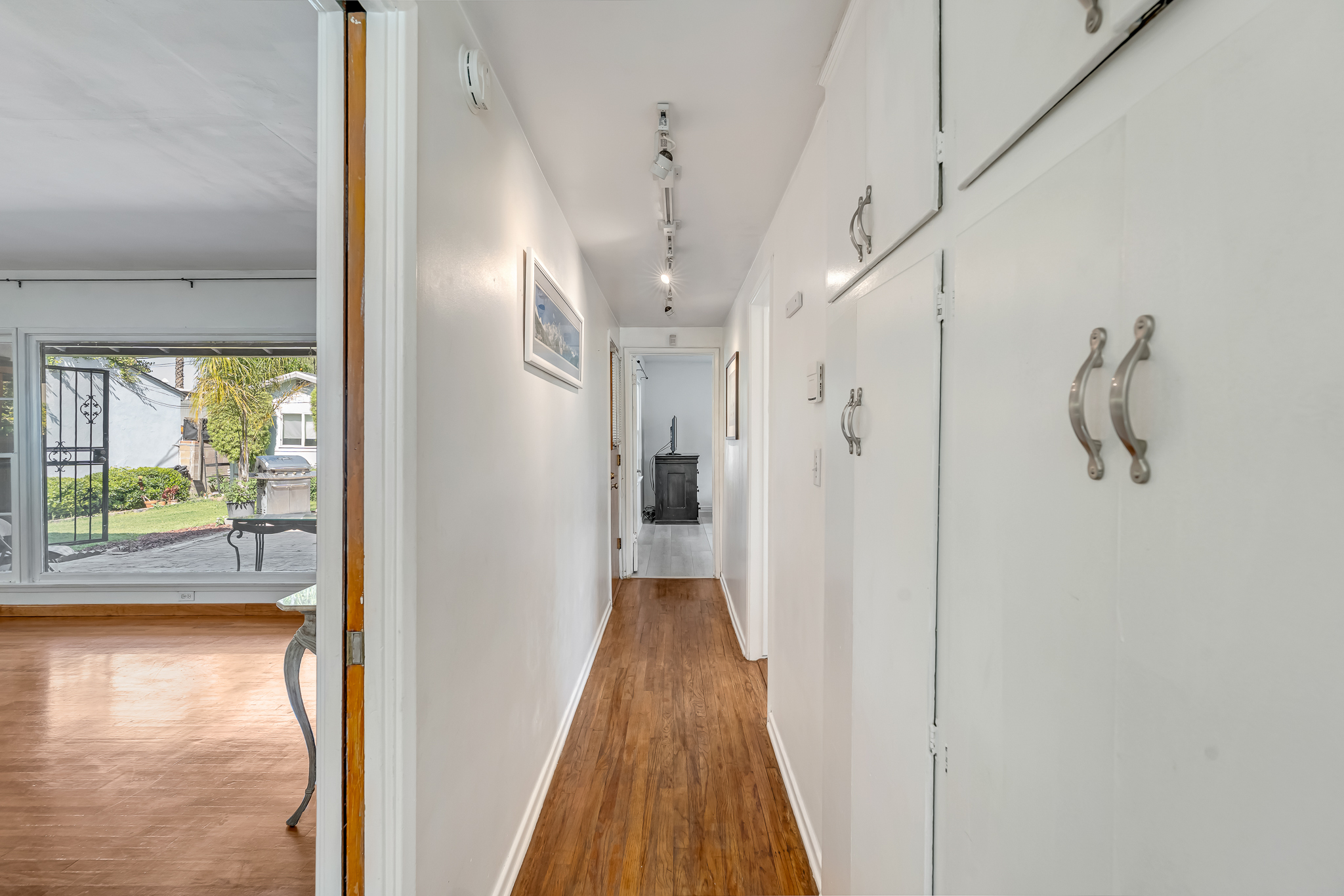  6626 Burnet Avenue - 物件實景