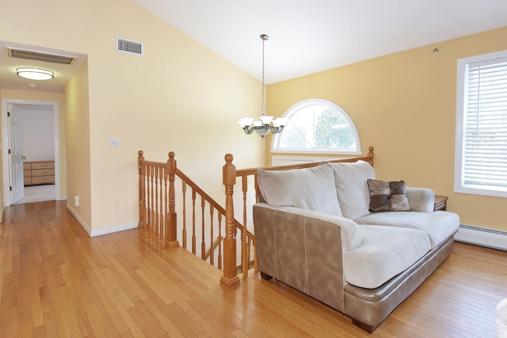 Worcester, Massachusetts, 01602, United States, 3 Bedrooms Bedrooms, ,2 BathroomsBathrooms,Residential,For Sale,1902037