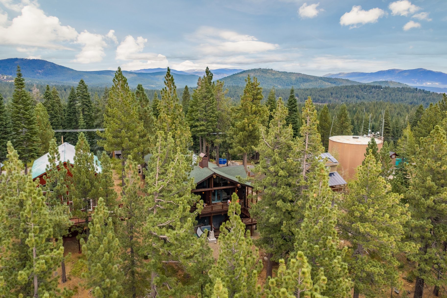  Views of Donner Lake with Donner Lake Rim Trail in Backyard - 物件實景