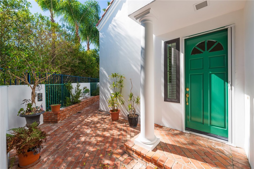 Huntington Beach, California, 92648, United States, 4 Bedrooms Bedrooms, ,3 BathroomsBathrooms,Residential,For Sale,1989716