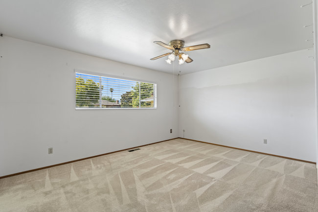 Hollister, California, 95023, United States, 3 Bedrooms Bedrooms, ,2 BathroomsBathrooms,Residential,For Sale,1942638