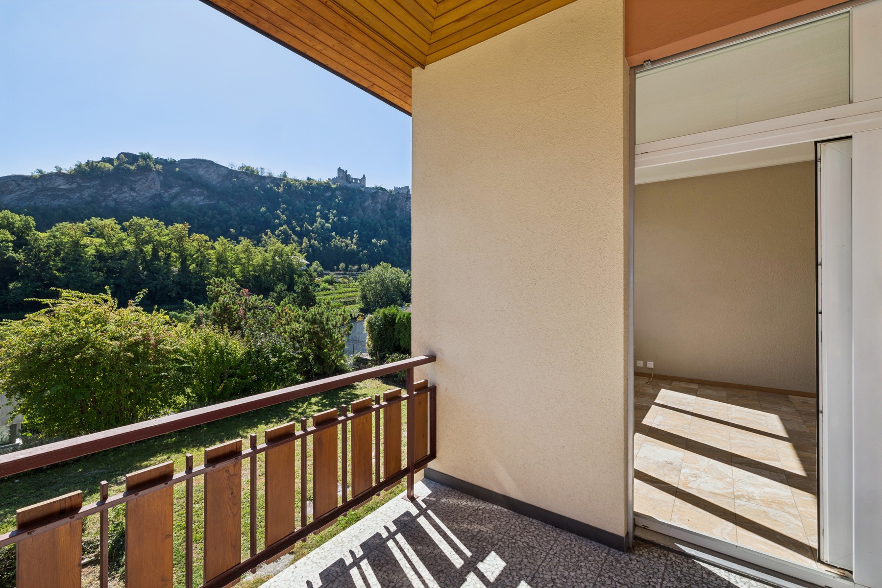  Stunning property with a view of the Château de Tourbillon - 物件實景
