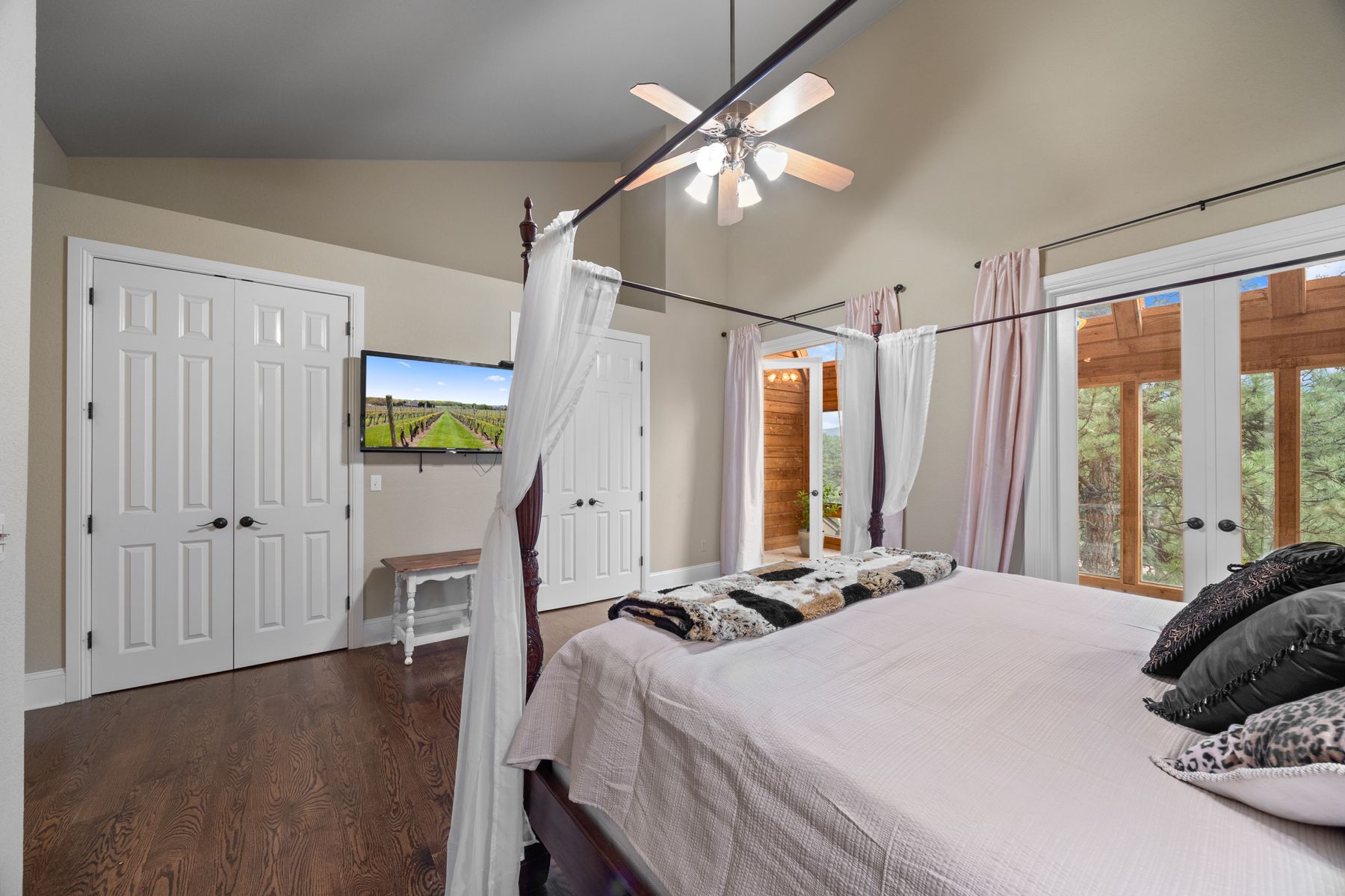  Evergreen Timbervale Retreat: Walk to Downtown, Sunrooms & Mountain View Meadow - 物件實景