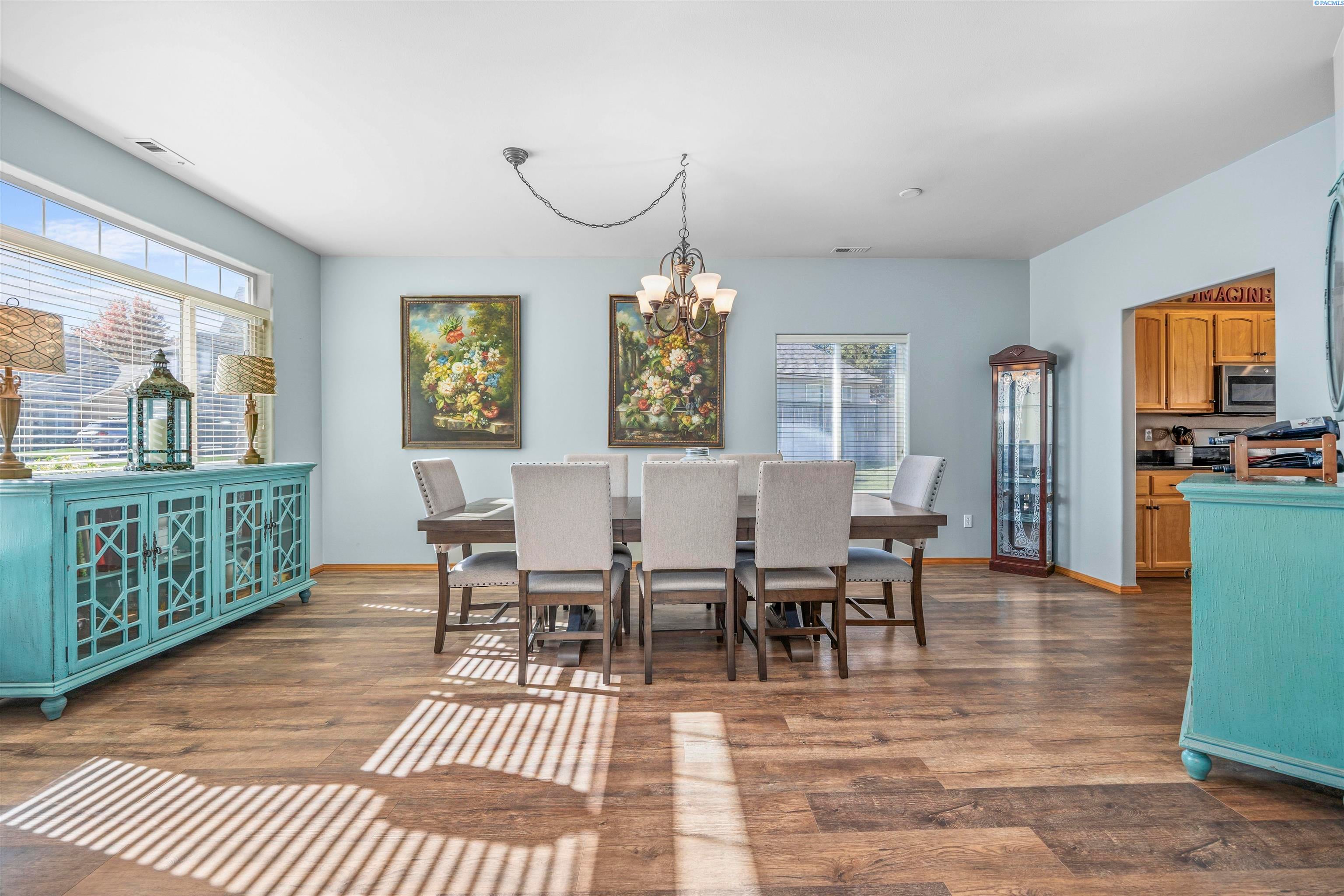 Kennewick, Washington, 99338, United States, 4 Bedrooms Bedrooms, ,2 BathroomsBathrooms,Residential,For Sale,1981833