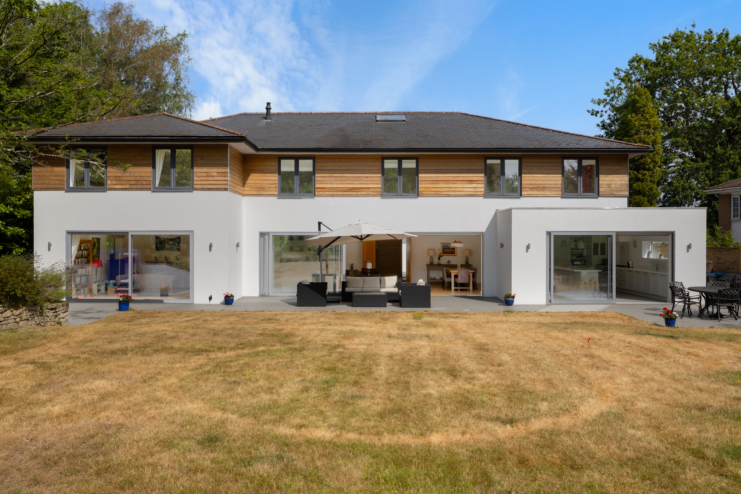  A detached modern six bedroom family house located on the private Coombe Estate - 物件實景
