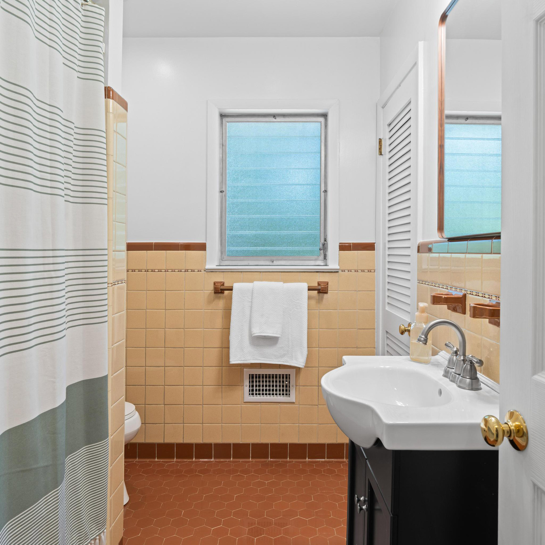  Lovely Ranch Home with Striking Curb Appeal and Modern Updates - 物件實景