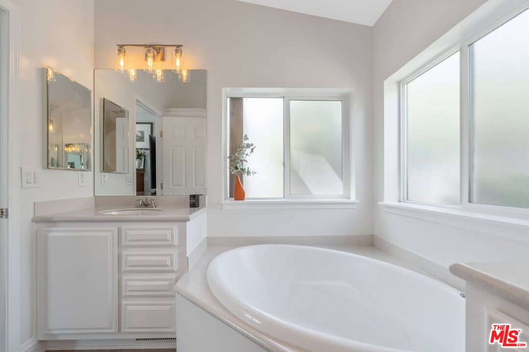 Malibu, California, 90265, United States, 3 Bedrooms Bedrooms, ,2 BathroomsBathrooms,Residential,For Sale,1795303