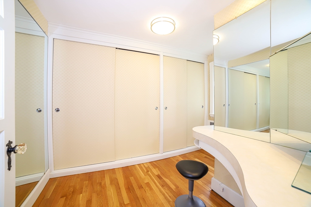 Worcester, Massachusetts, 01609, United States, 5 Bedrooms Bedrooms, ,4 BathroomsBathrooms,Residential,For Sale,1907639