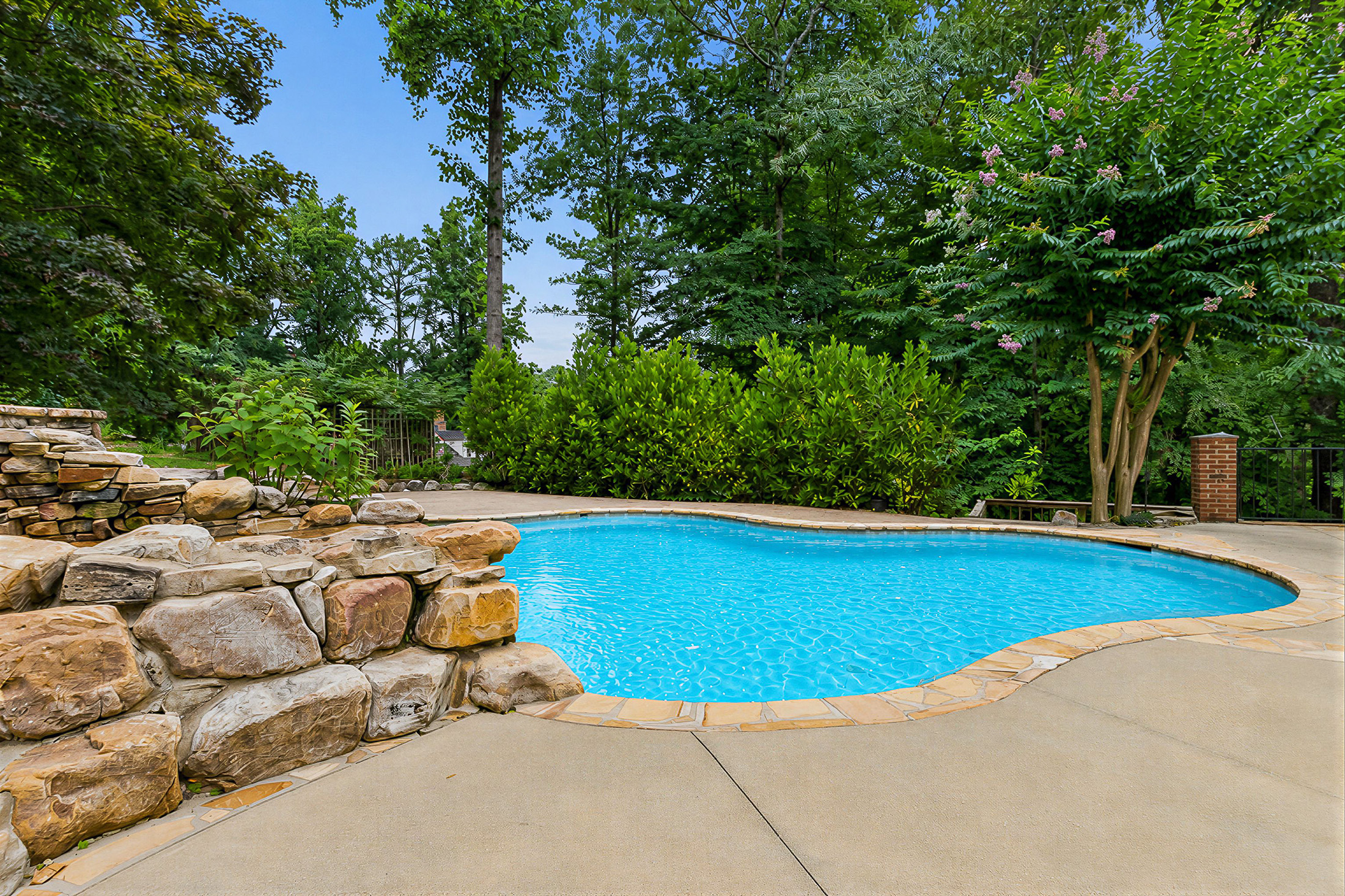  Timeless Design, Privacy, and Exceptional Outdoor Living in Sandy Springs - 物件實景