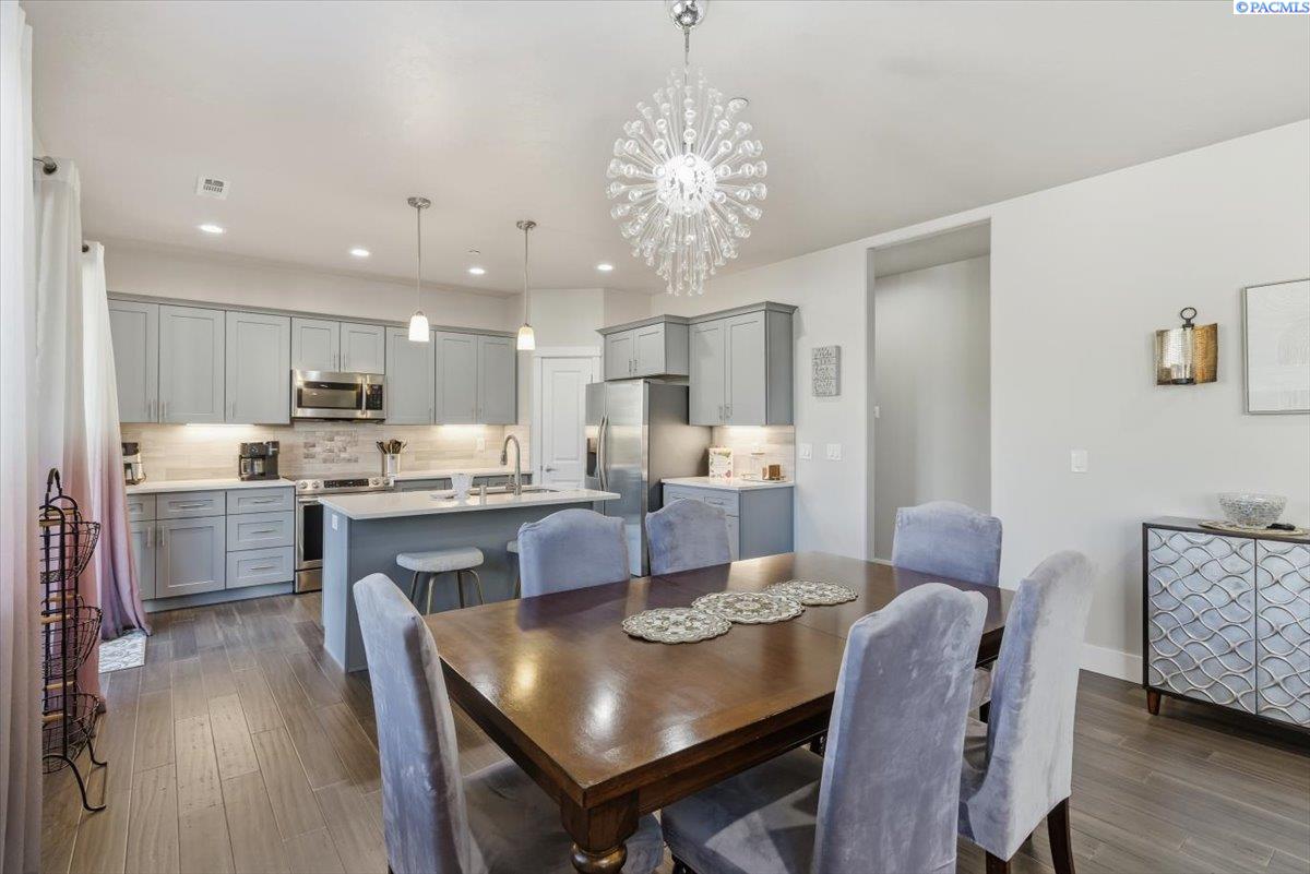 Richland, Washington, 99352, United States, 3 Bedrooms Bedrooms, ,2 BathroomsBathrooms,Residential,For Sale,1991630