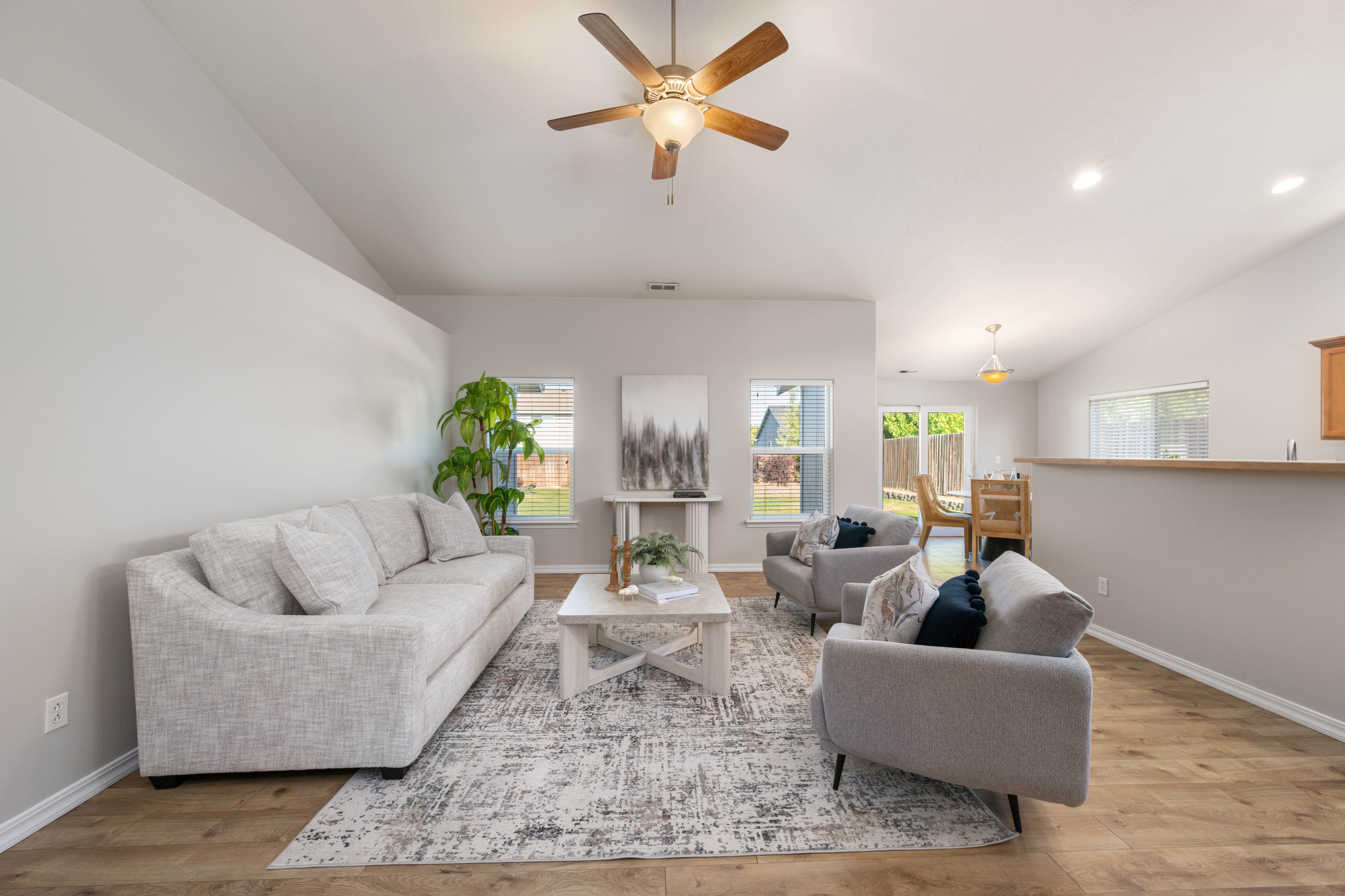  Single Level Living in a Prime Location - 物件實景