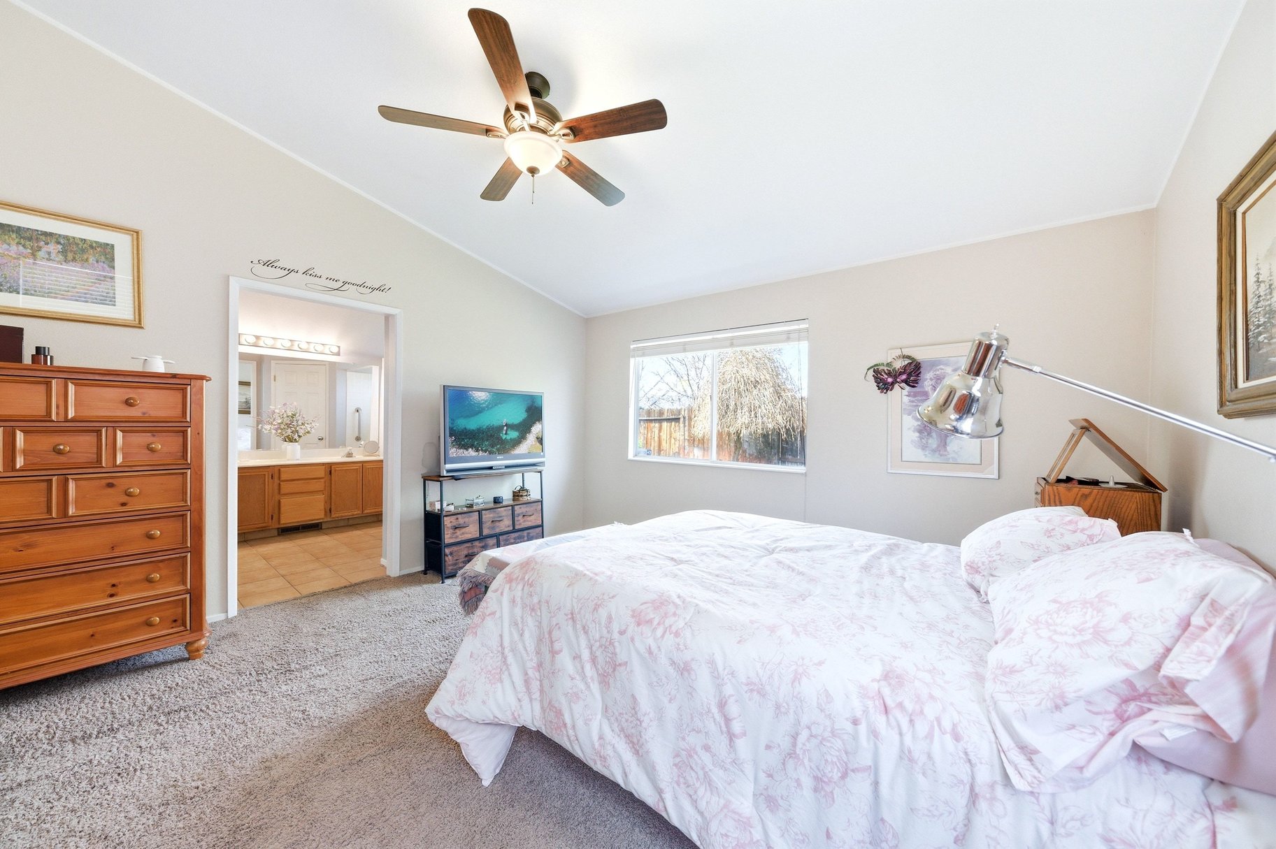  Turnkey Living with High Ceilings & Upgrades Throughout - 物件實景