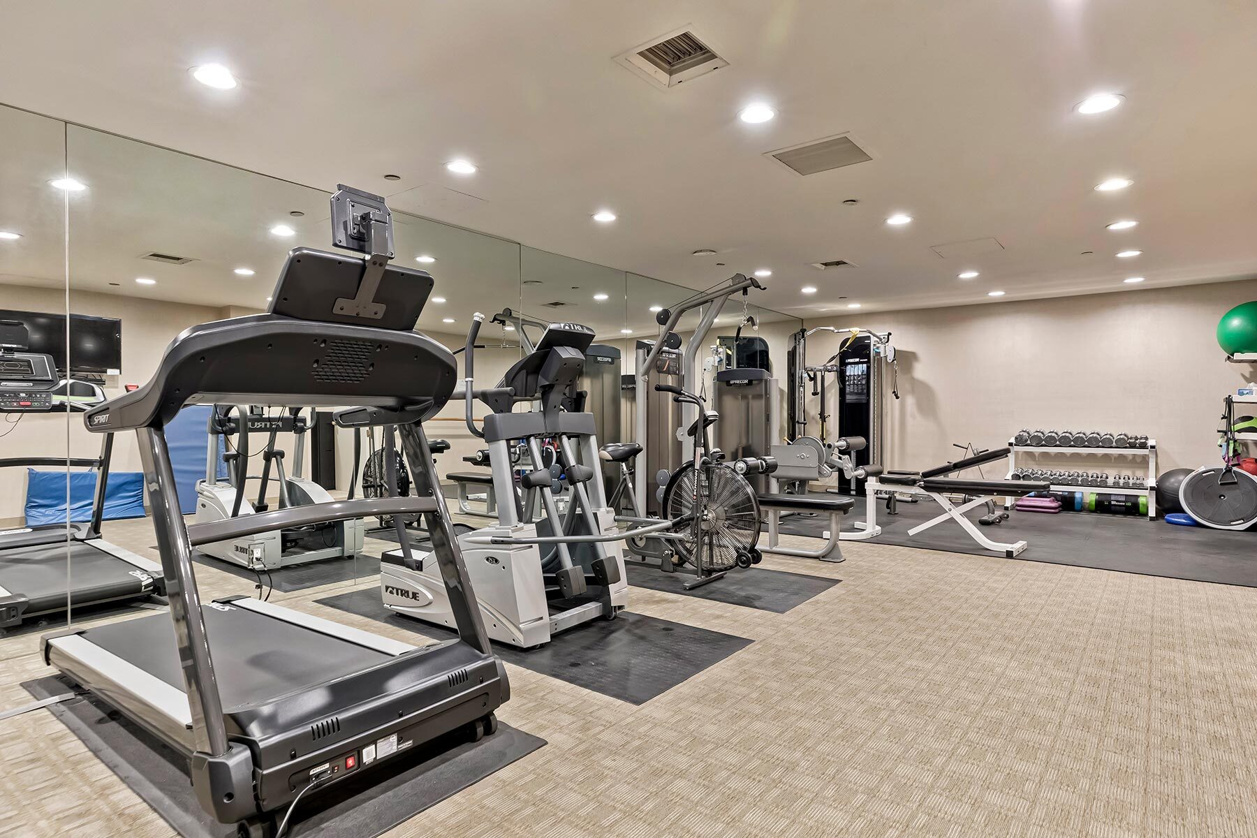  300 North Swall Drive - 物件實景