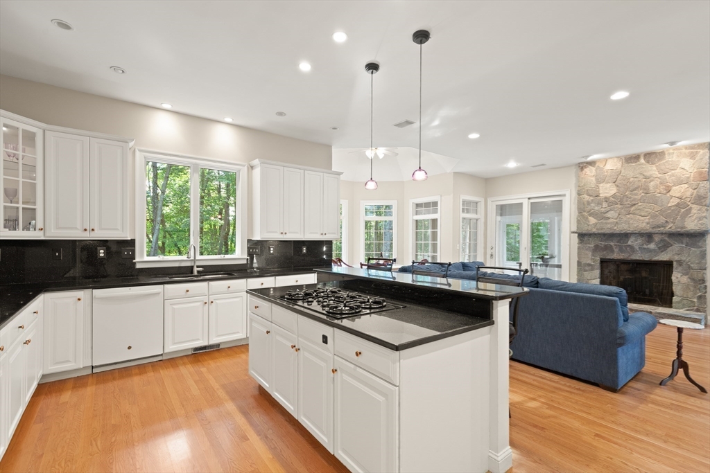 Topsfield, Massachusetts, 01983, United States, 4 Bedrooms Bedrooms, ,4 BathroomsBathrooms,Residential,For Sale,1901084