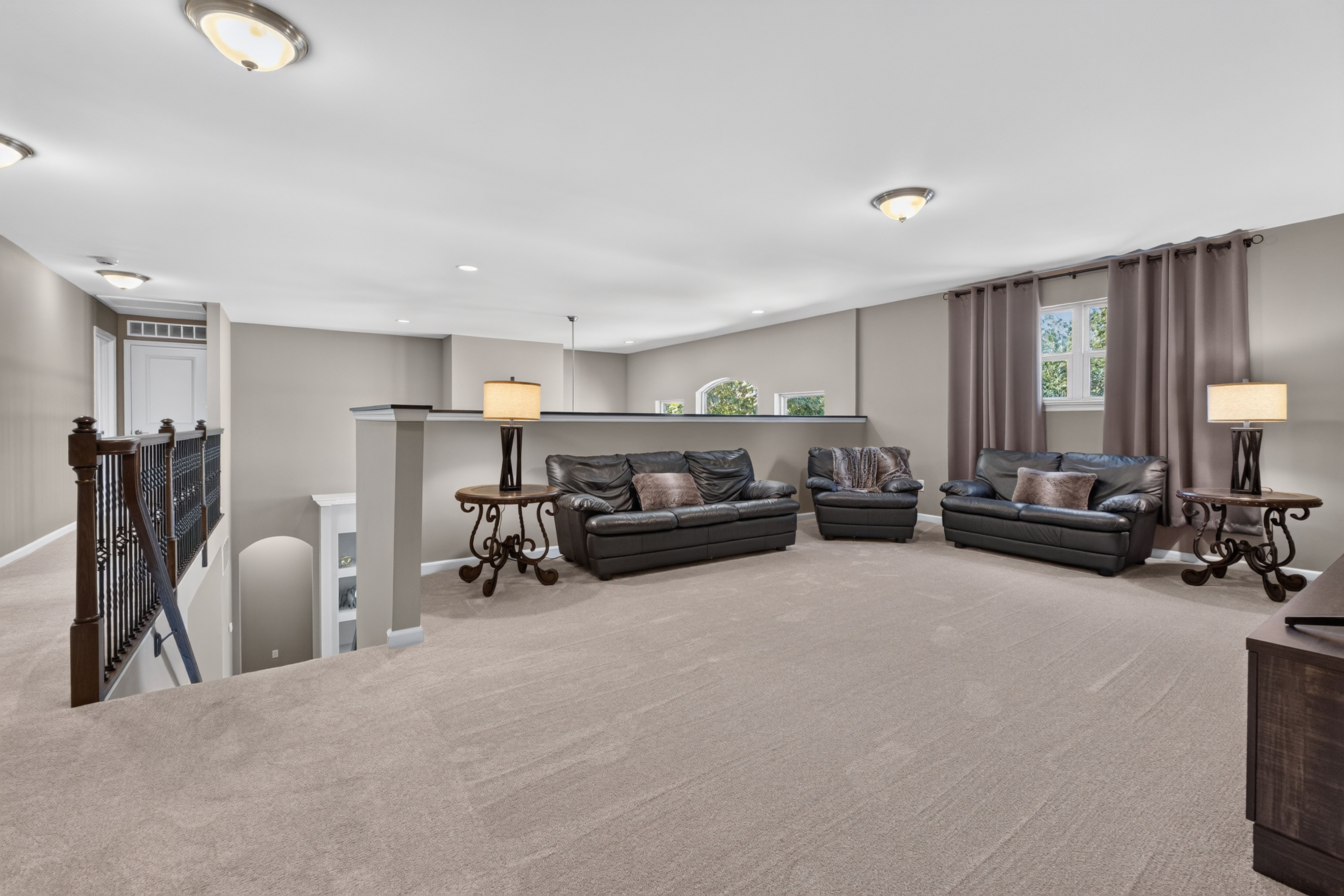  Located on 1.24 acre corner lot backing to mature trees. - 物件實景
