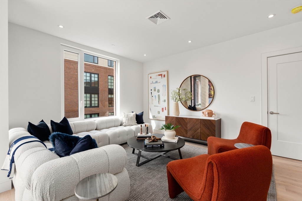 Boston, Massachusetts, 02118, United States, 2 Bedrooms Bedrooms, ,2 BathroomsBathrooms,Residential,For Sale,1988365