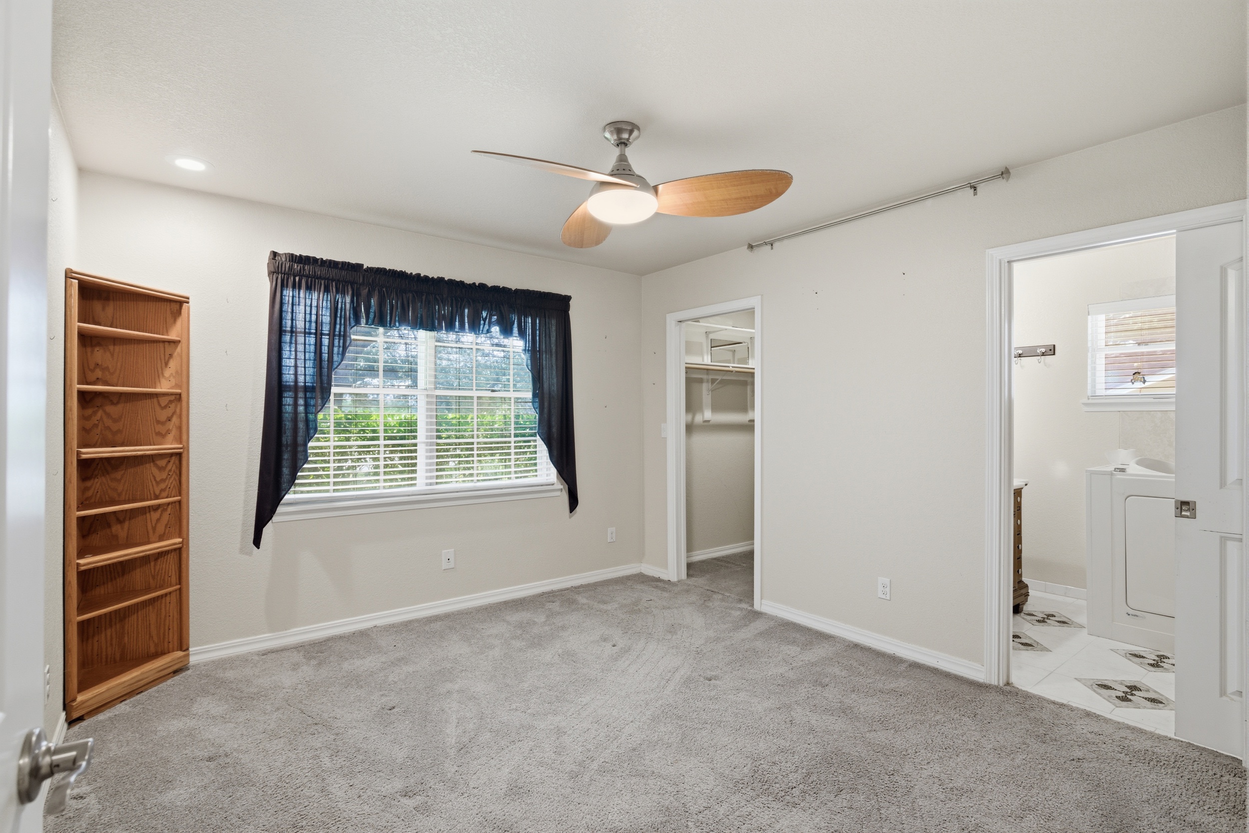  Spacious Charming Home  Updates  Comfortable Layout - 物件實景