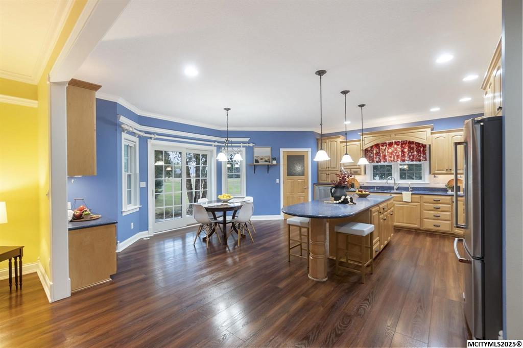 Mason City, Iowa, 50401, United States, 5 Bedrooms Bedrooms, ,4 BathroomsBathrooms,Residential,For Sale,1973709