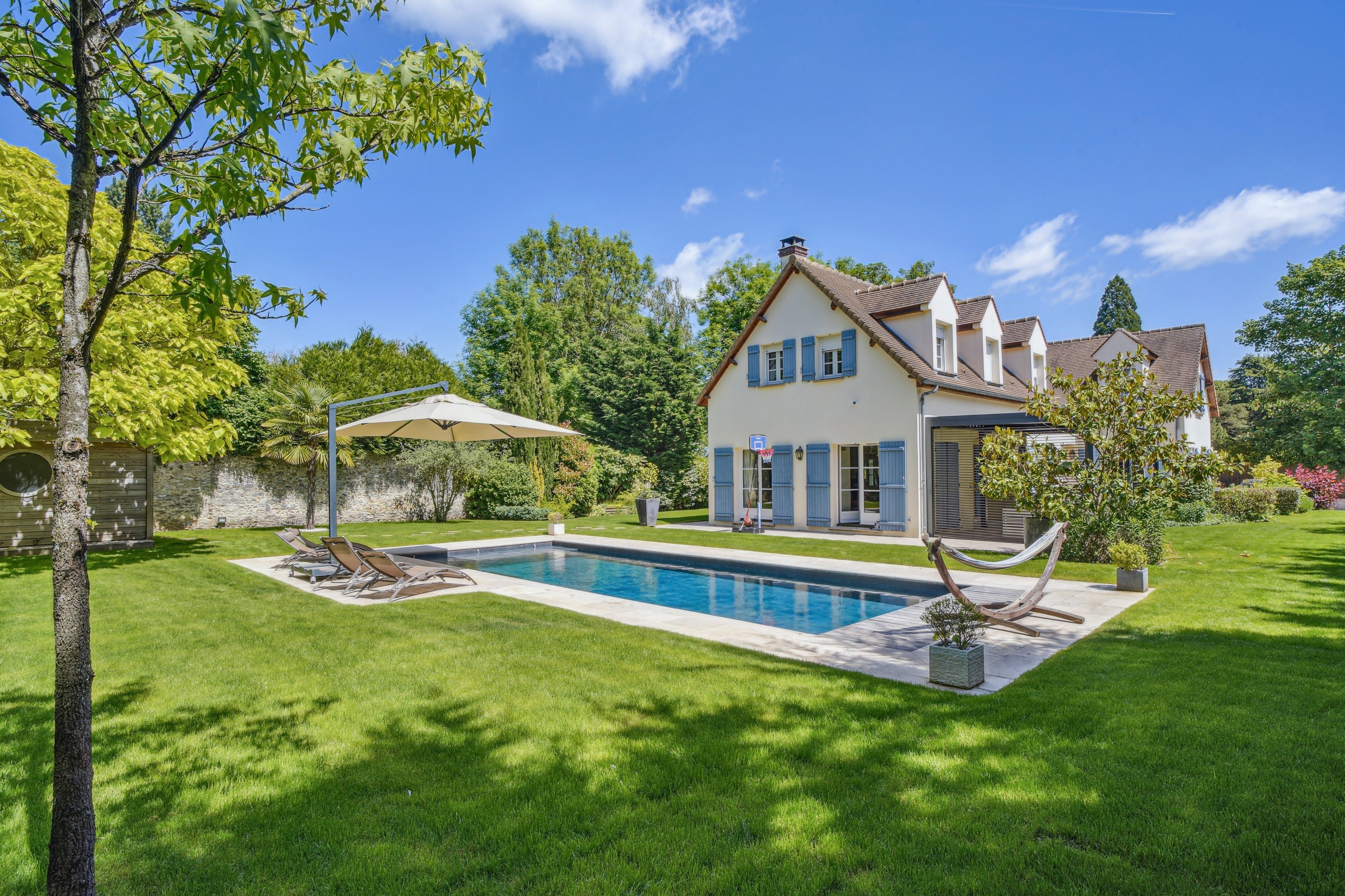  Exceptional property in the heart of Montfort l