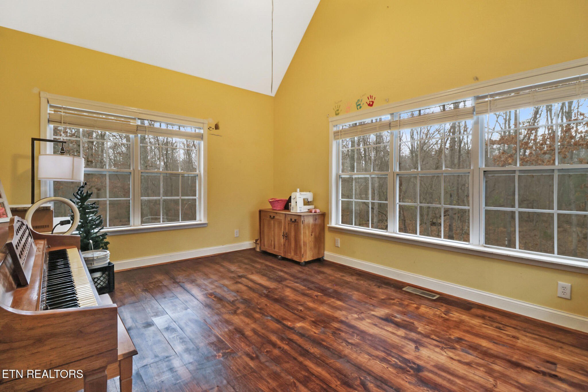 Crossville, Tennessee, 38572, United States, 2 Bedrooms Bedrooms, ,3 BathroomsBathrooms,Residential,For Sale,1998694