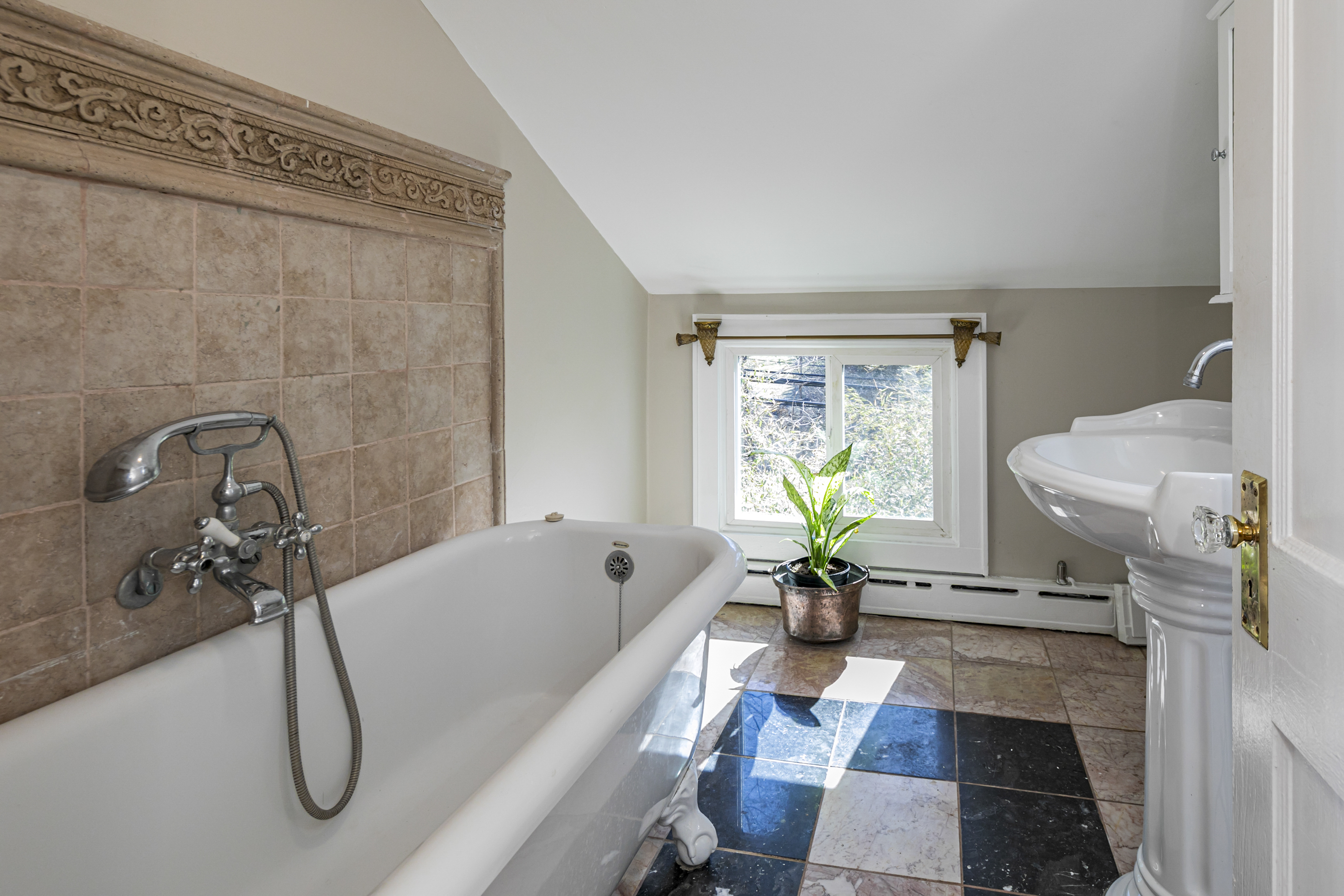  18th Century Charm and Captivating Grounds Edging Stony Brook - 物件實景