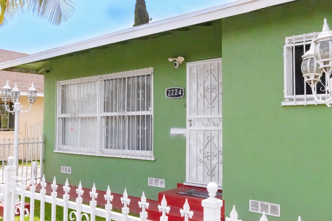Huntington Park, California, 90255, United States, 4 Bedrooms Bedrooms, ,Residential,For Sale,1836286