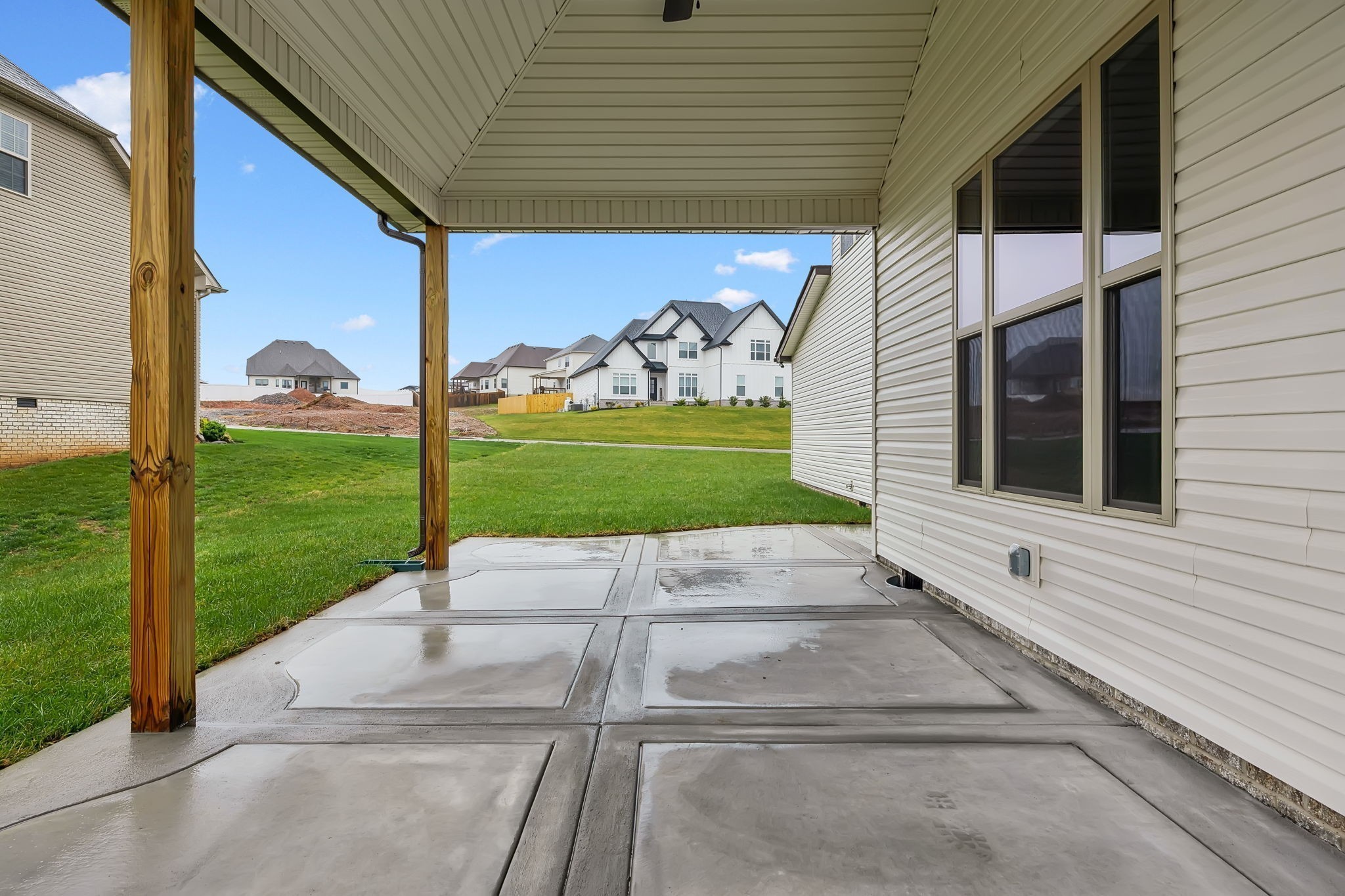 Clarksville, Tennessee, 37043, United States, 4 Bedrooms Bedrooms, ,4 BathroomsBathrooms,Residential,For Sale,2005810